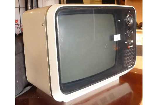 A vintage 1970s Hitachi portable TV Model No F.54G-311 - Image 3 of 4