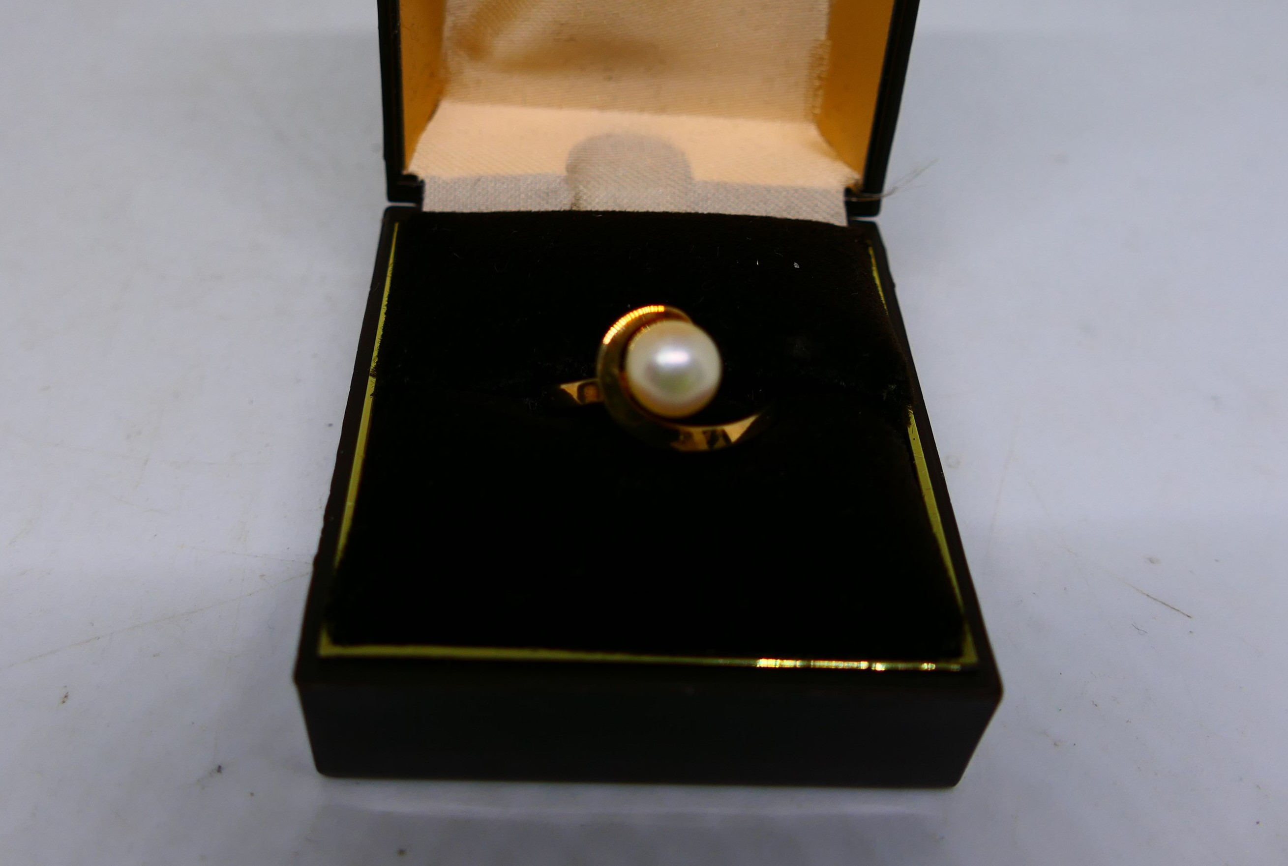 A lady's yellow metal ring stamped 10KT, JR with single synthetic pearl stone, size M, approx 2. - Image 8 of 8