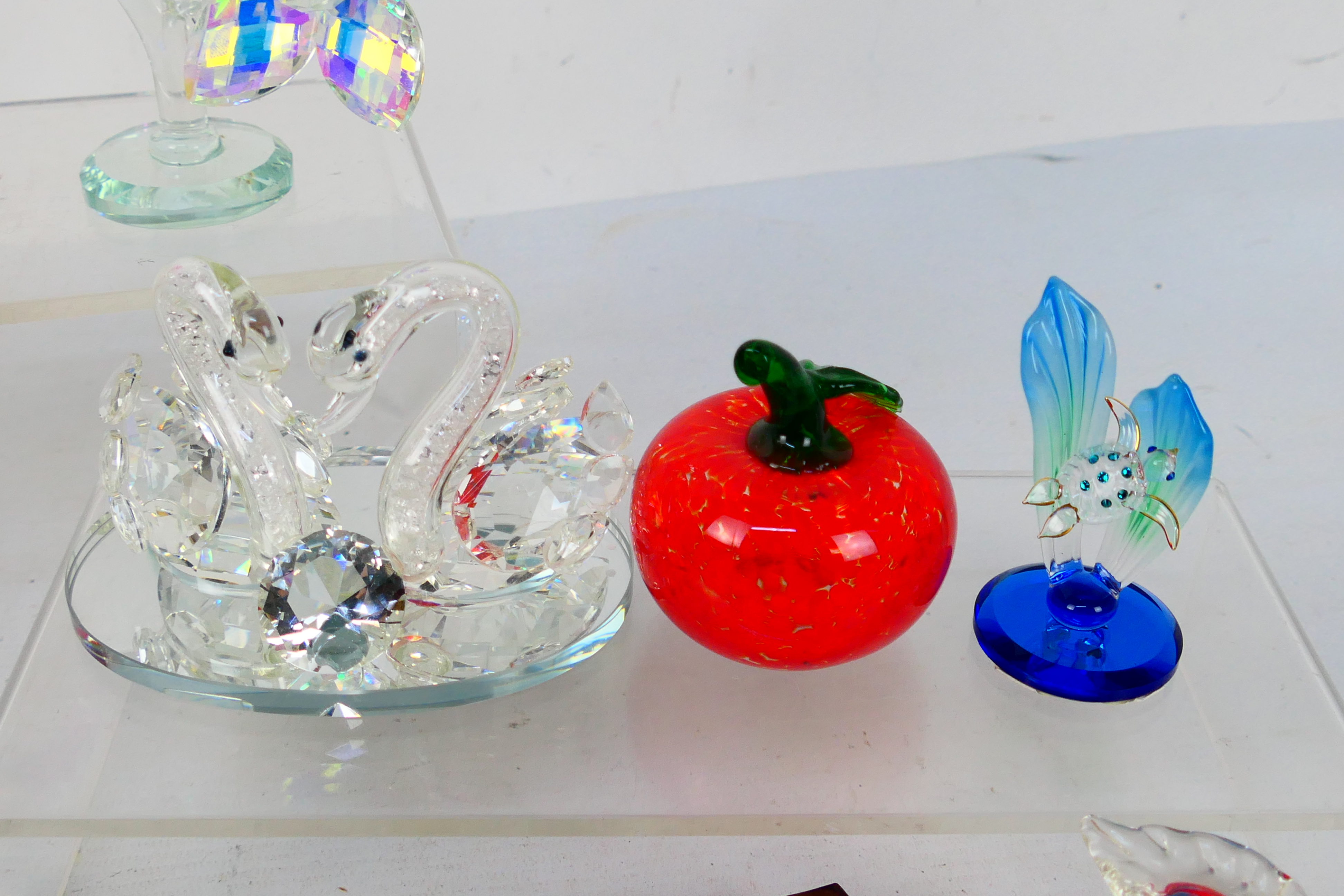 A collection of glassware to include animal figures, Swarovski style models and other. - Image 3 of 5