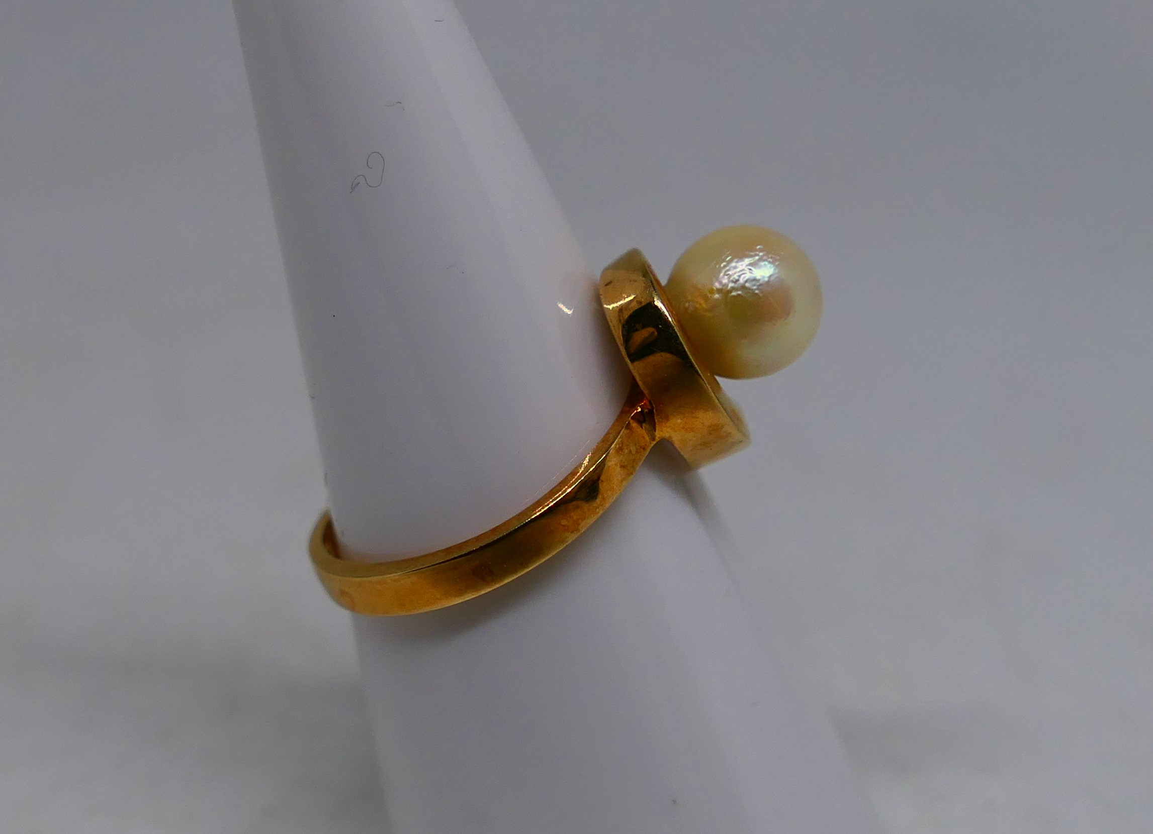 A lady's yellow metal ring stamped 10KT, JR with single synthetic pearl stone, size M, approx 2. - Image 3 of 8