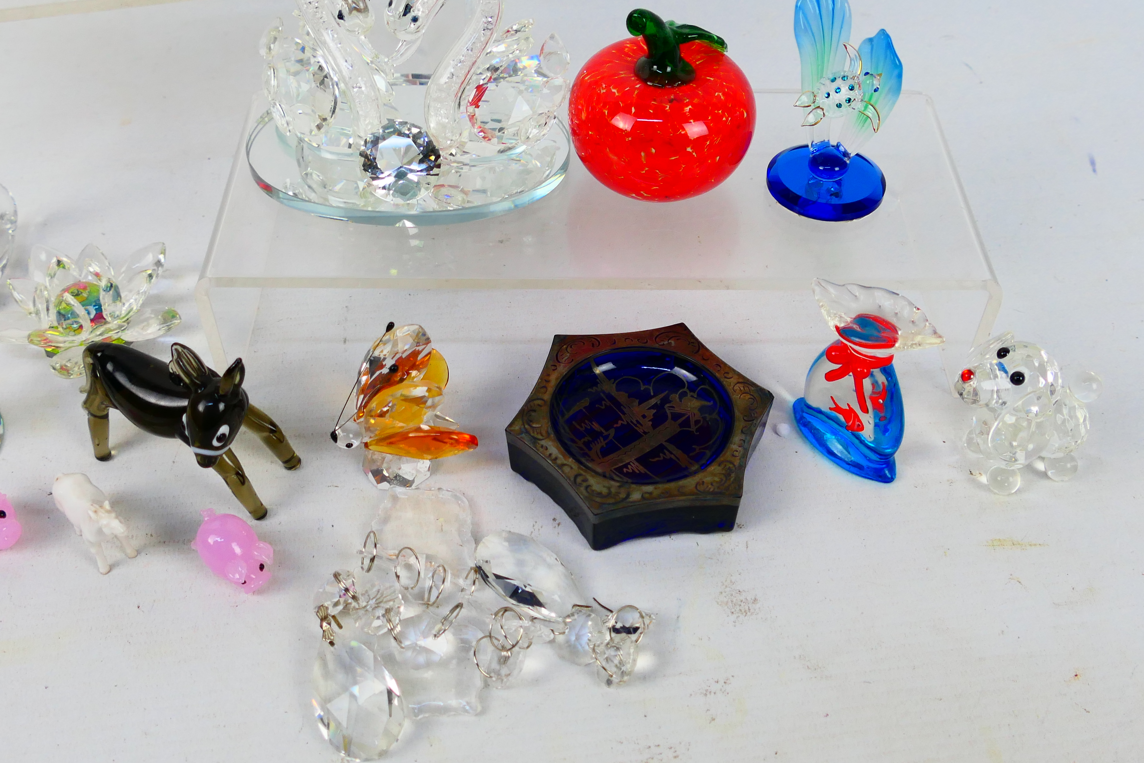 A collection of glassware to include animal figures, Swarovski style models and other. - Image 5 of 5