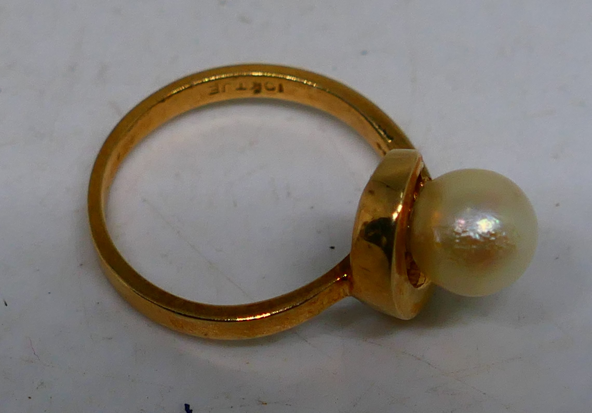 A lady's yellow metal ring stamped 10KT, JR with single synthetic pearl stone, size M, approx 2. - Image 6 of 8