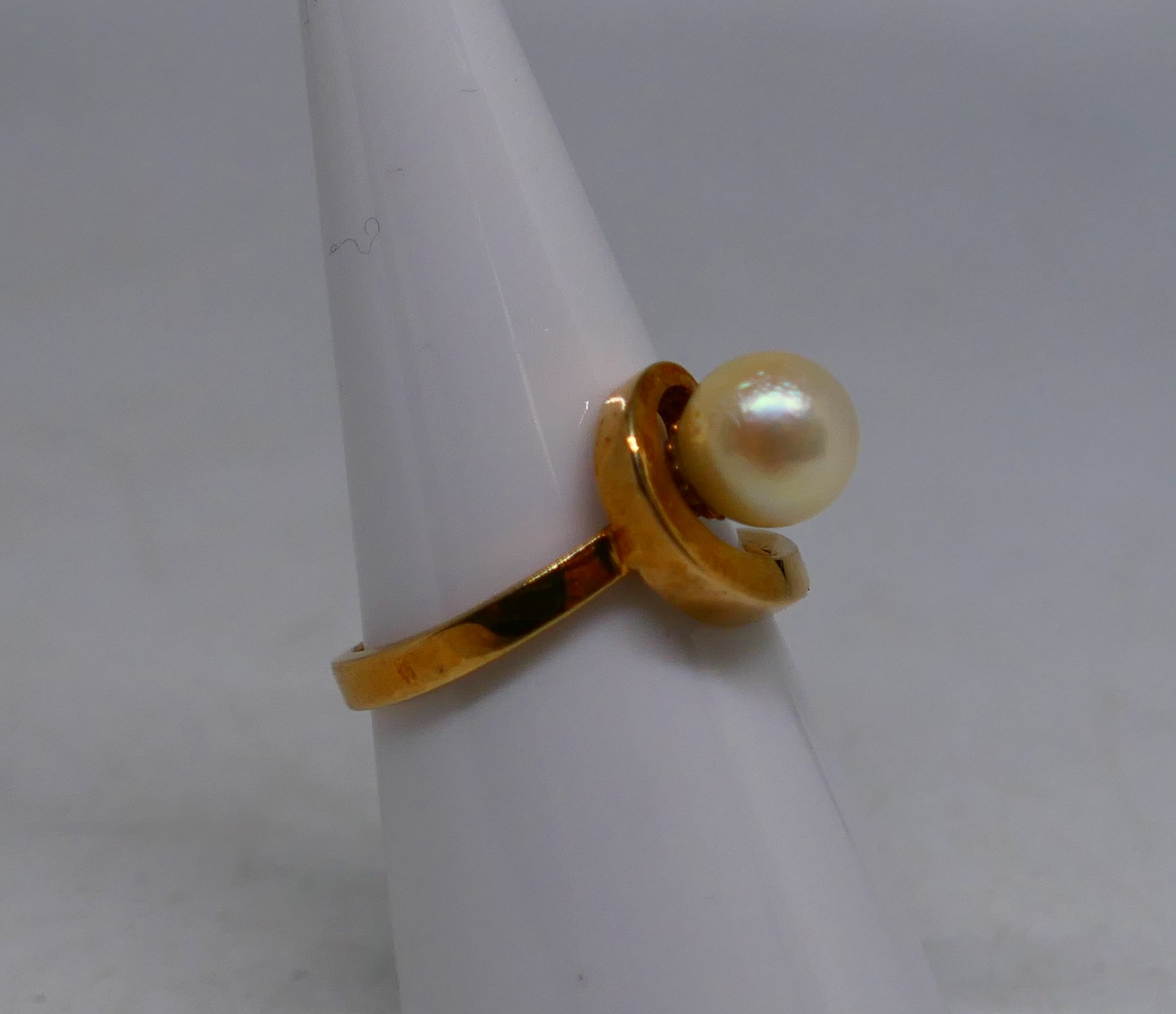 A lady's yellow metal ring stamped 10KT, JR with single synthetic pearl stone, size M, approx 2. - Image 2 of 8