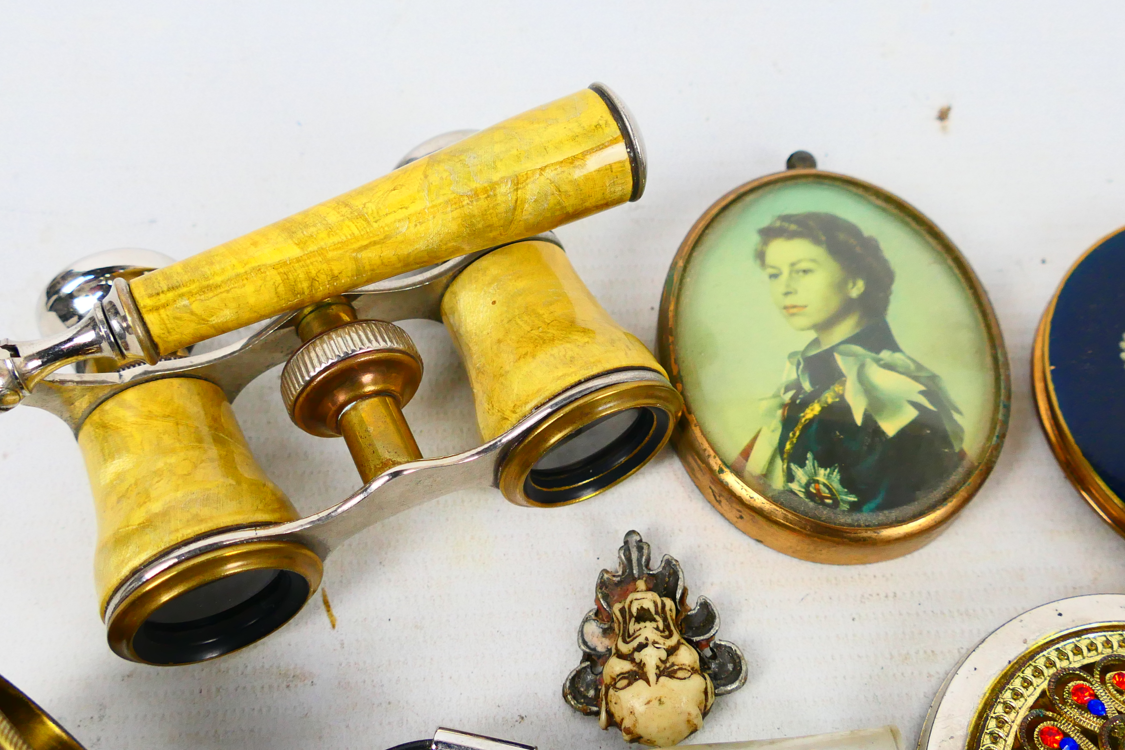 A mixed lot of collectables to include lorgnette opera glasses, sunglasses, powder compacts, - Image 5 of 7