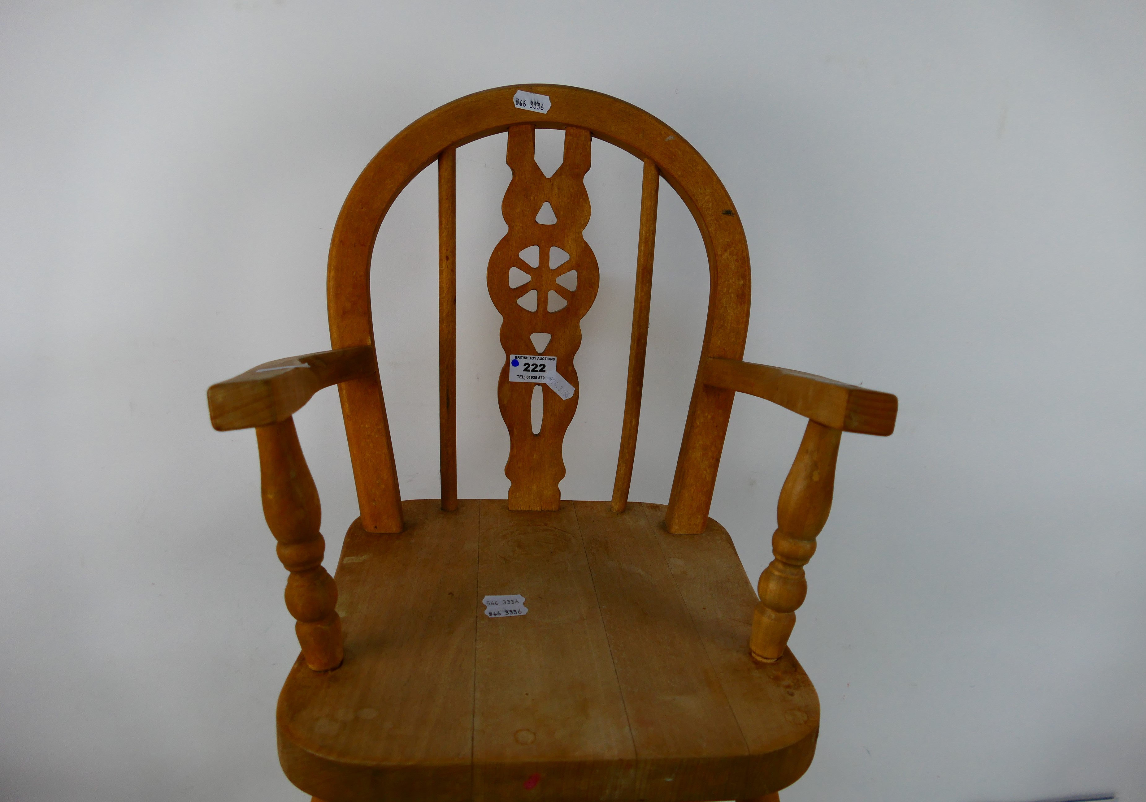 A pine high chair with footrest and pierced splat, 83 cm (h). - Image 2 of 5