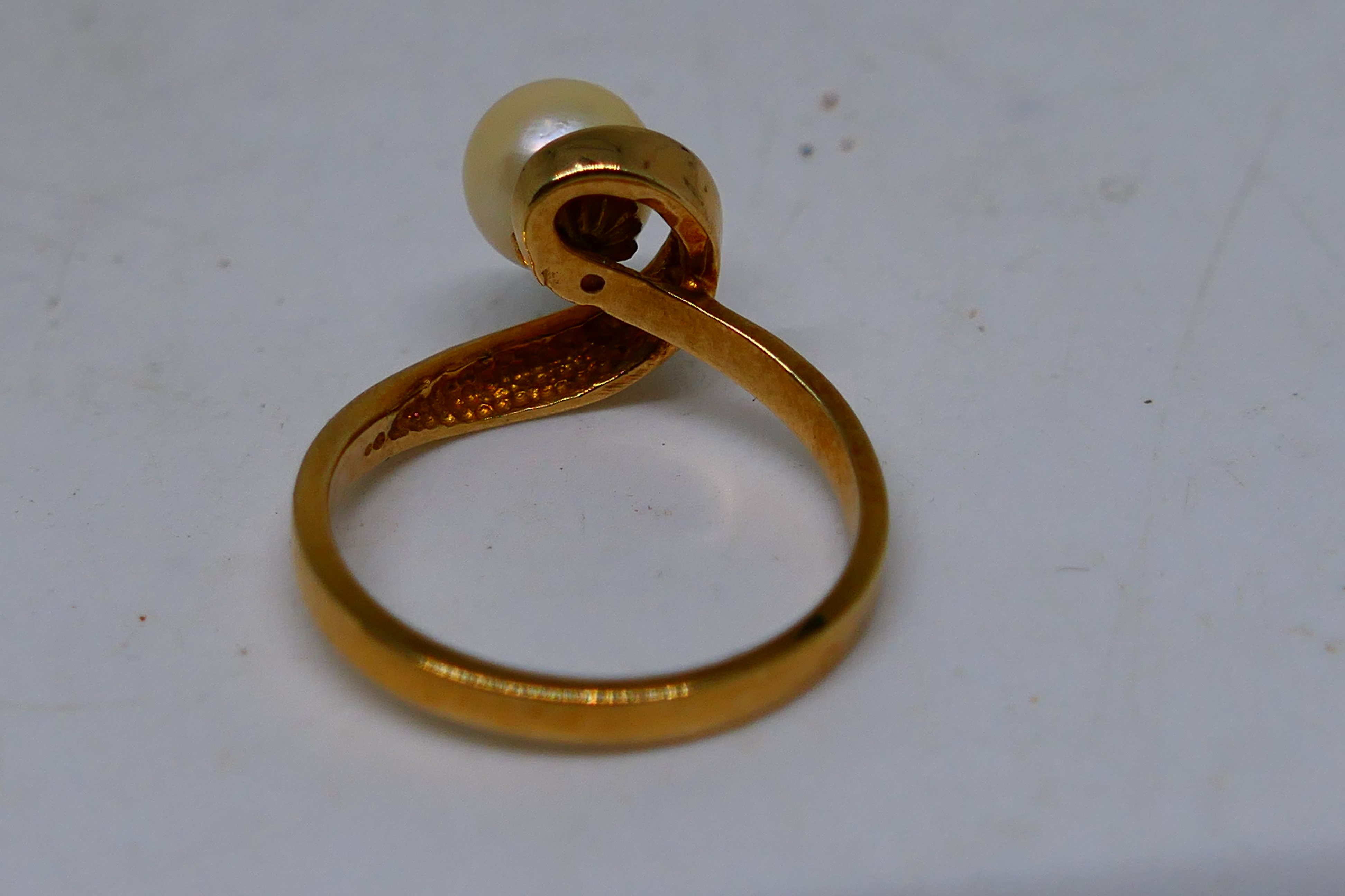 A lady's yellow metal ring stamped 10KT, JR with single synthetic pearl stone, size M, approx 2. - Image 5 of 8