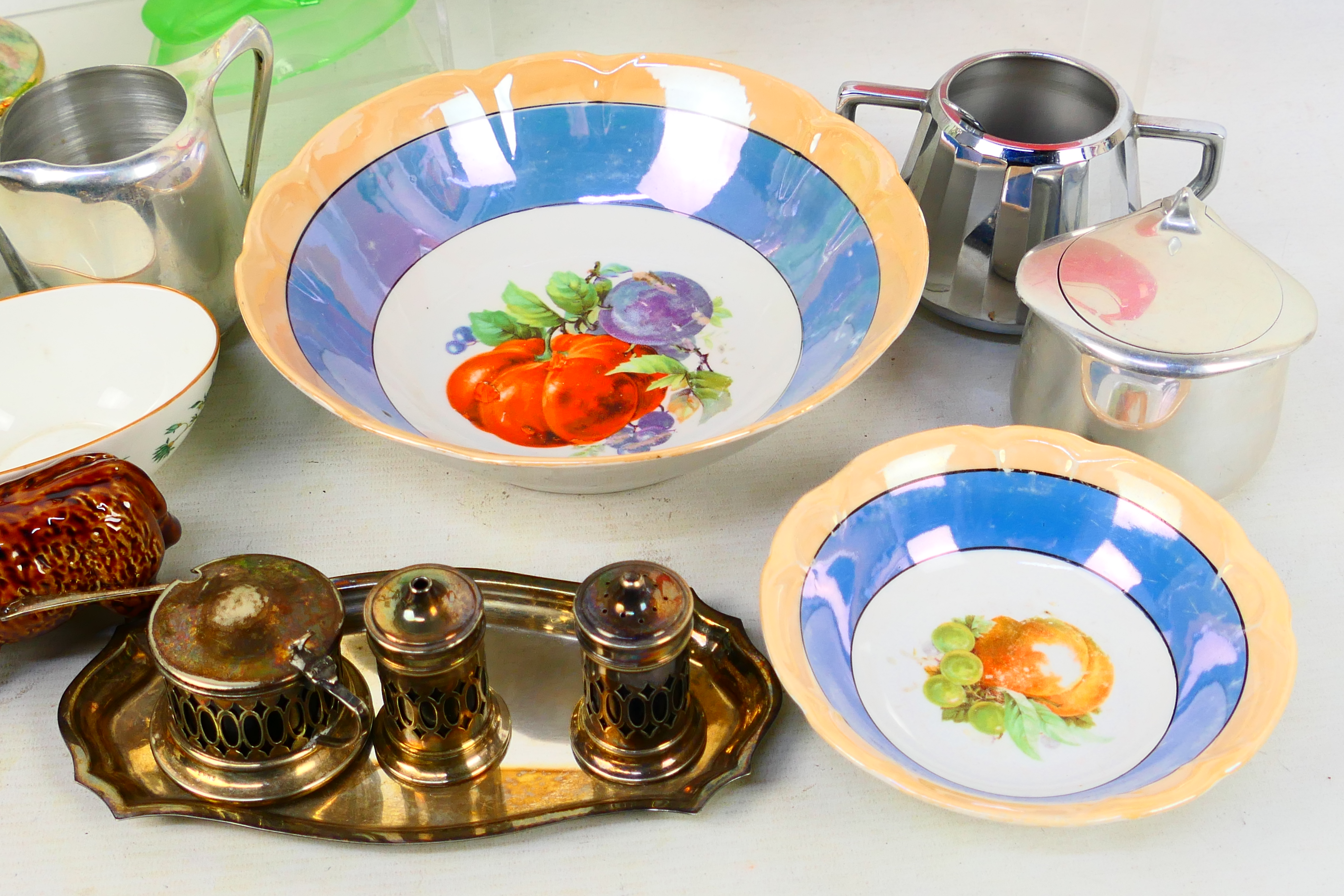 A mixed lot to include plated ware, ceramics, glassware and other. - Image 6 of 6