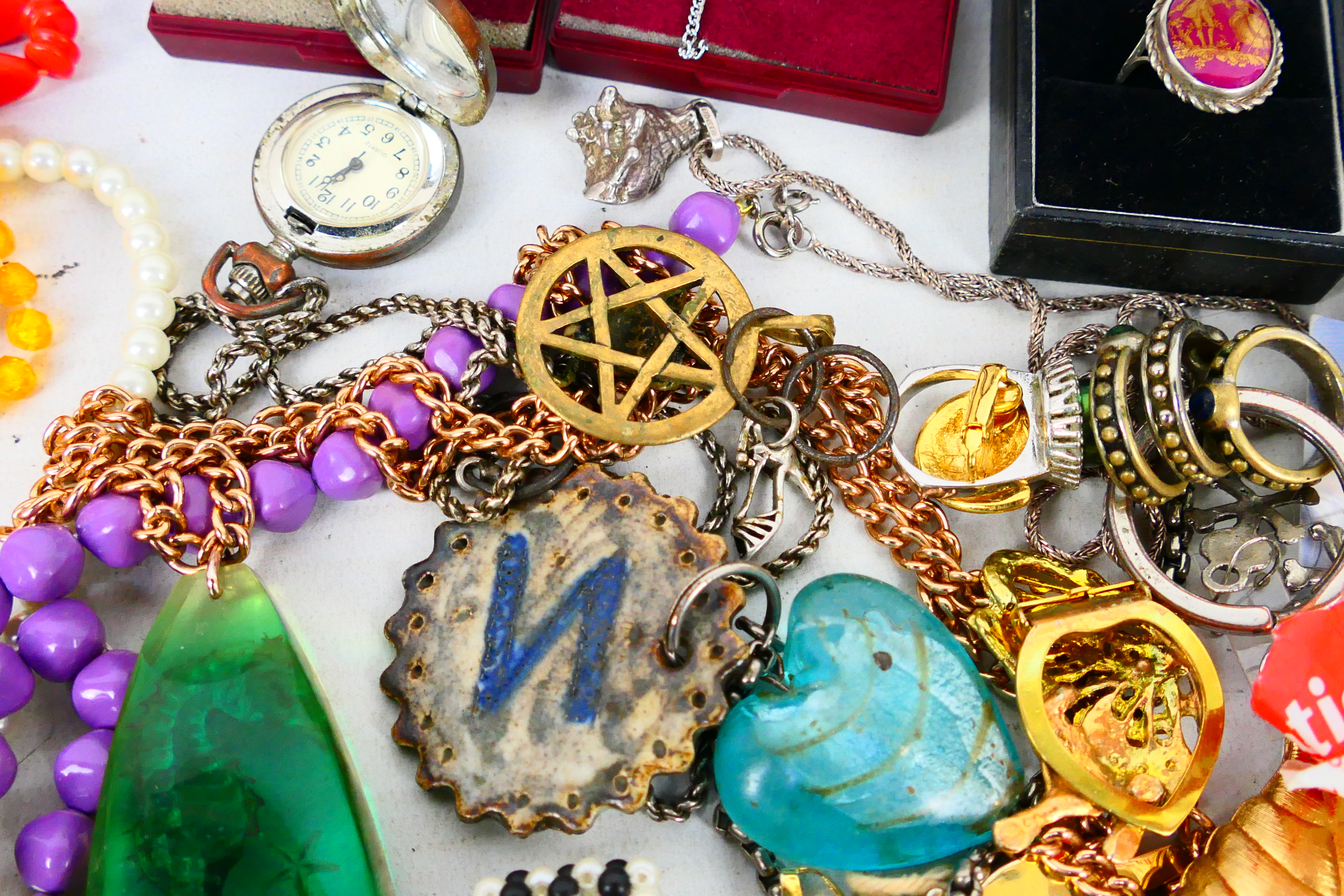 A quantity of costume jewellery to include necklaces, earrings, brooches, rings and other. [W]. - Image 8 of 12