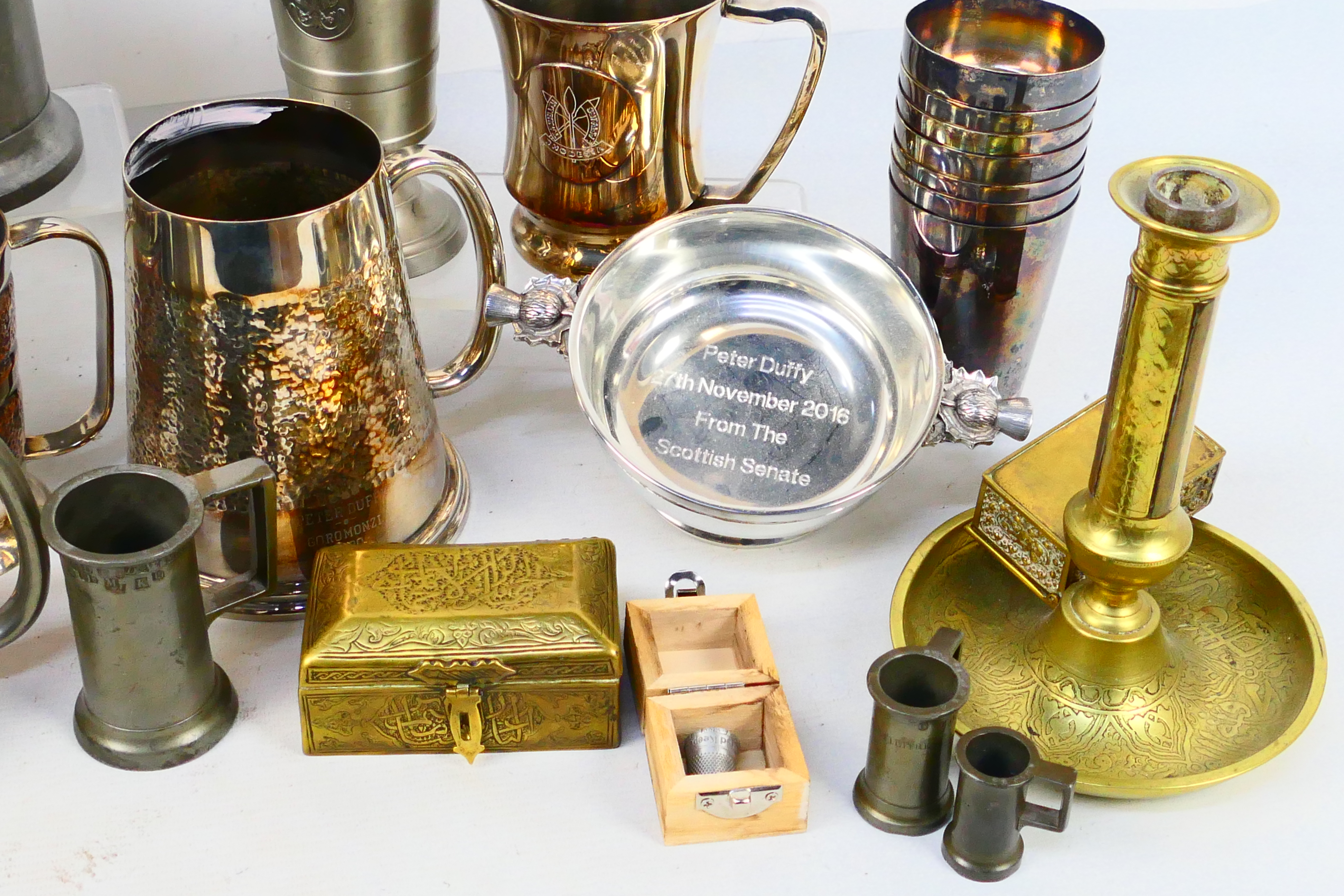 Metal ware to include measuring vessels, tankards, goblet, quaich and similar. - Image 5 of 5