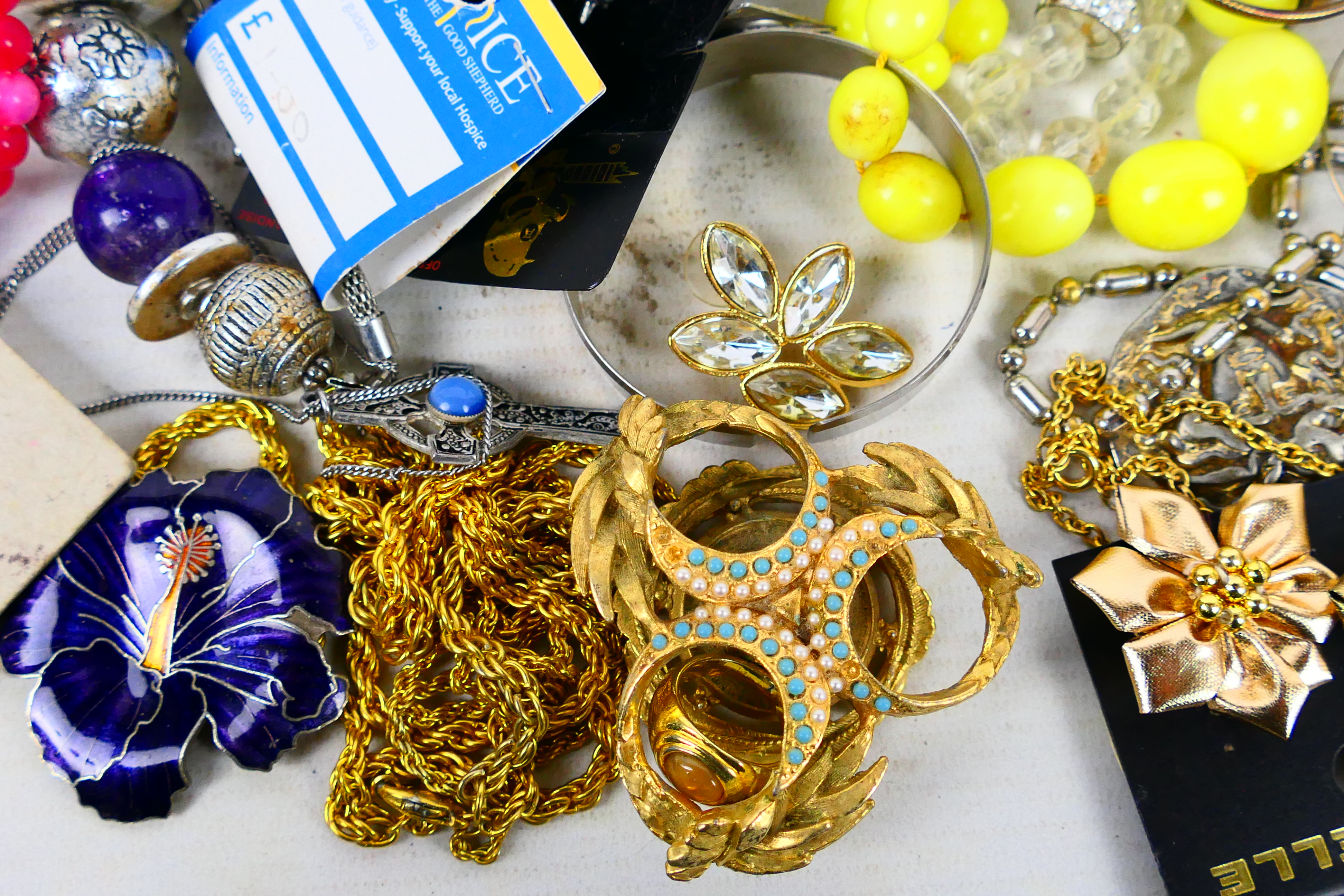 A quantity of costume jewellery to include necklaces, earrings, brooches, rings and other. [W]. - Image 6 of 12