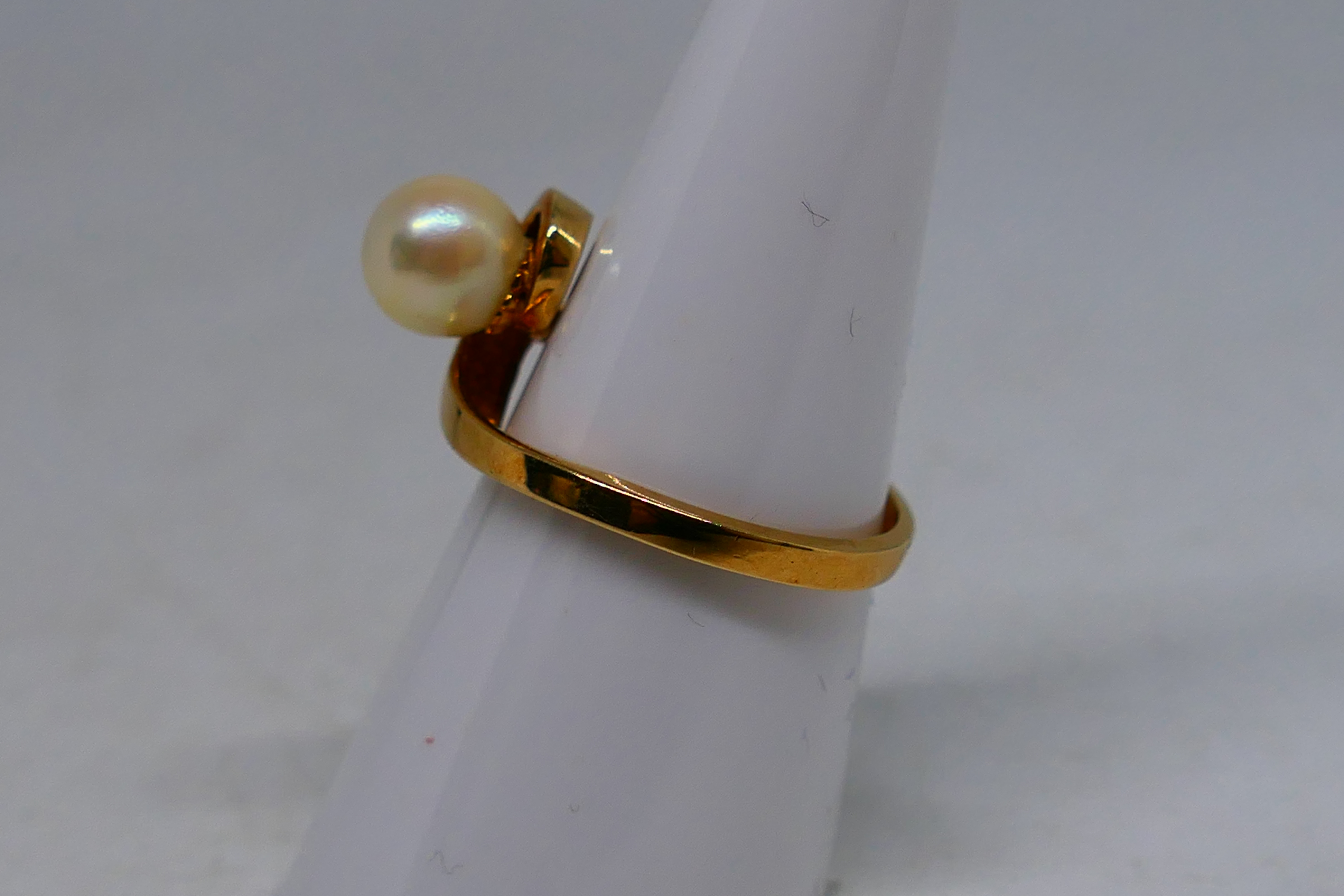 A lady's yellow metal ring stamped 10KT, JR with single synthetic pearl stone, size M, approx 2. - Image 4 of 8