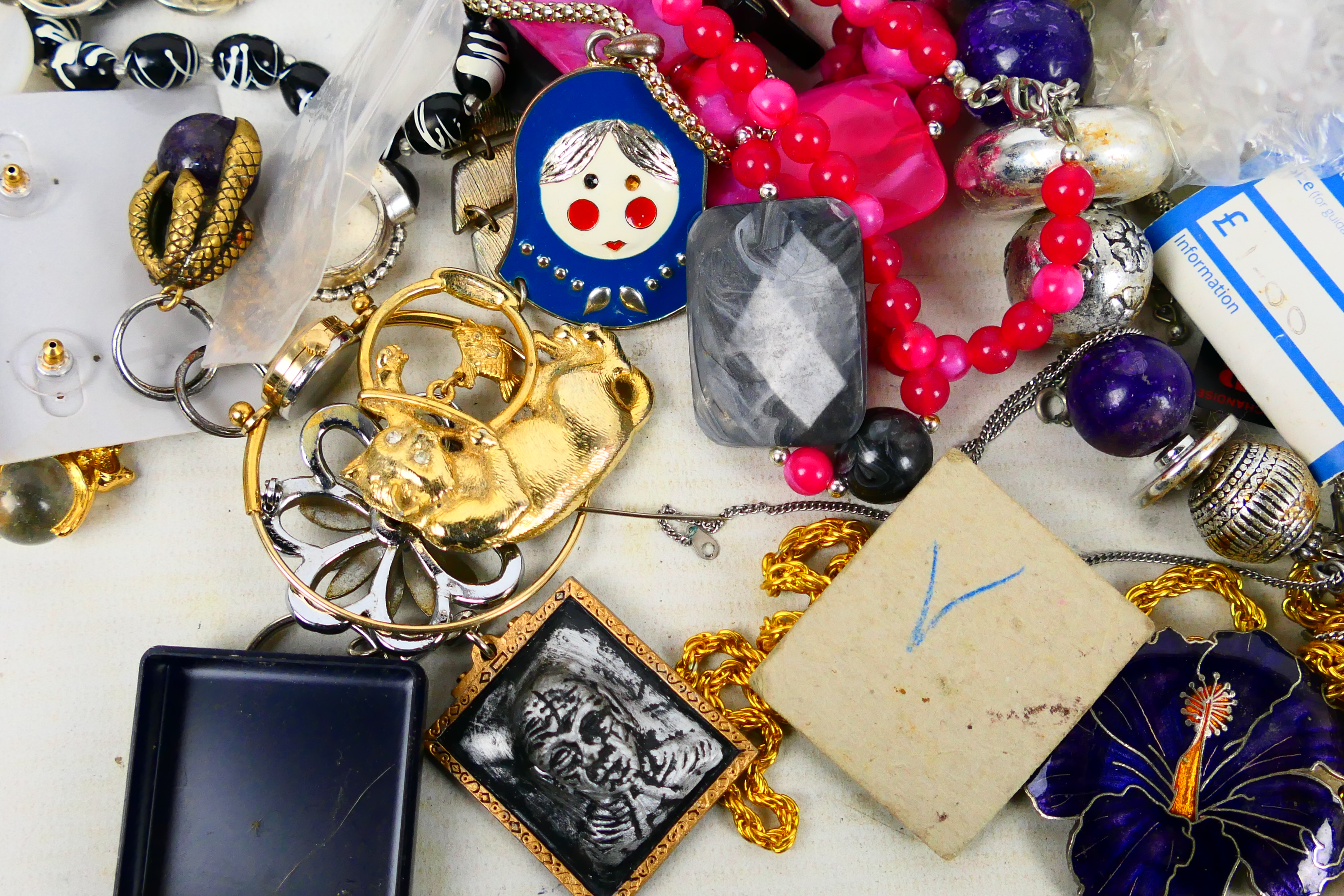 A quantity of costume jewellery to include necklaces, earrings, brooches, rings and other. [W]. - Image 5 of 12