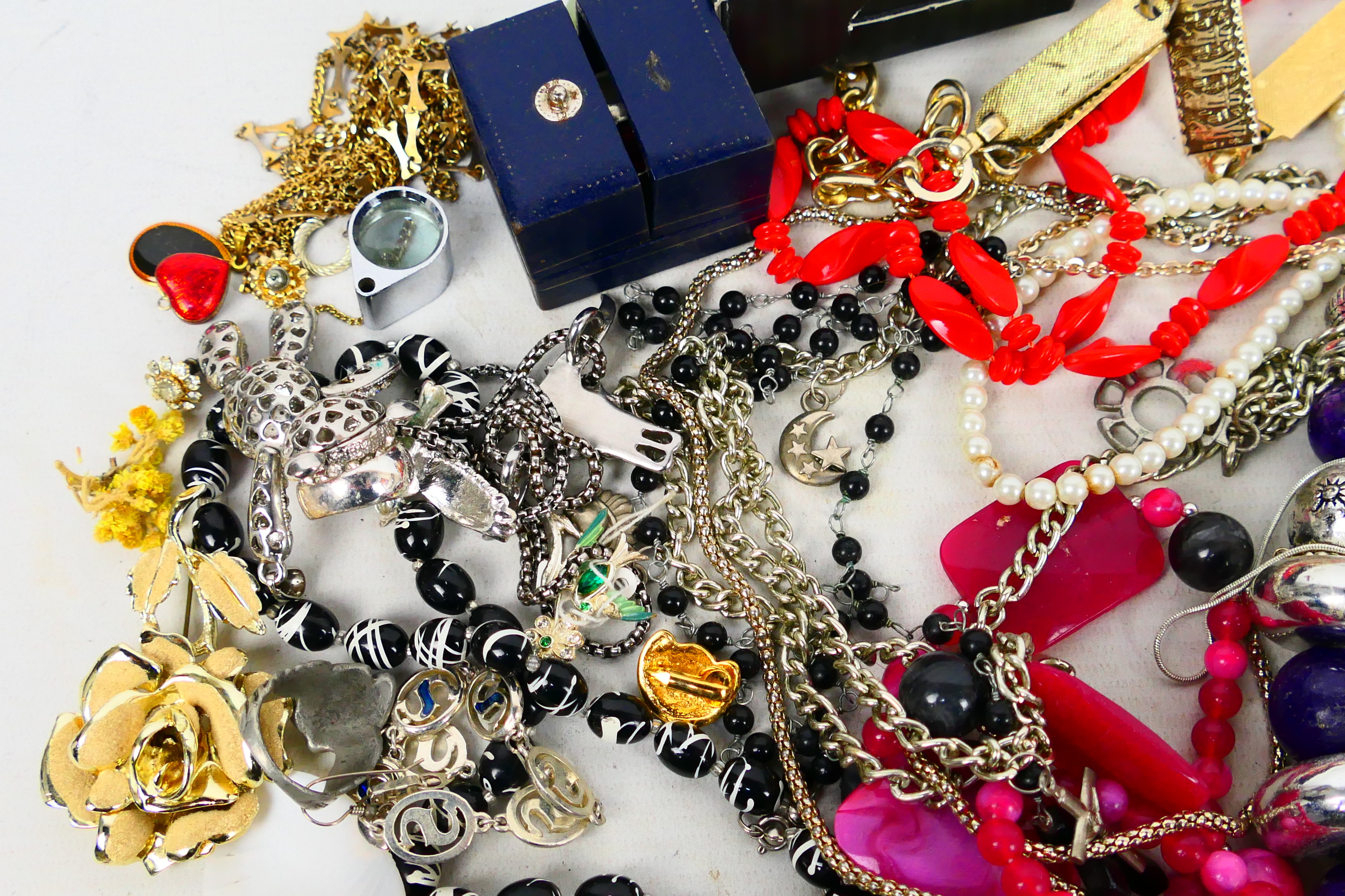 A quantity of costume jewellery to include necklaces, earrings, brooches, rings and other. [W]. - Image 4 of 12