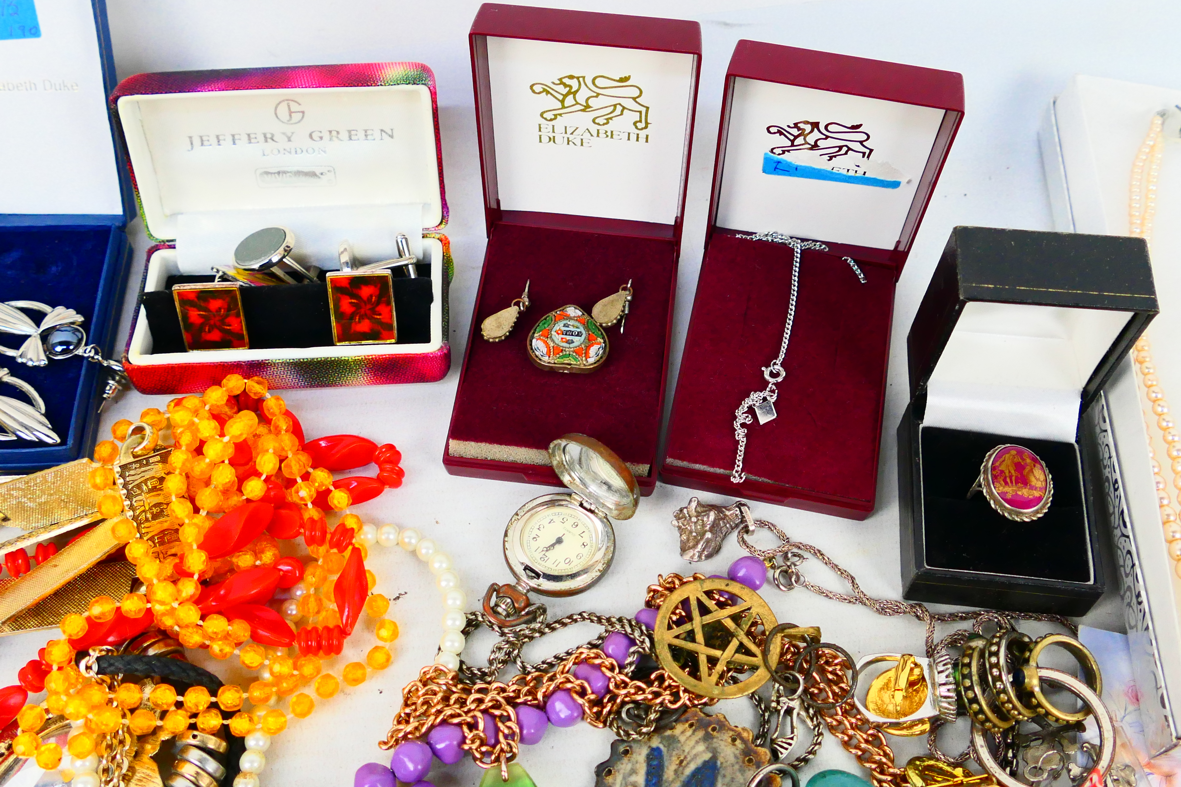 A quantity of costume jewellery to include necklaces, earrings, brooches, rings and other. [W]. - Image 3 of 12