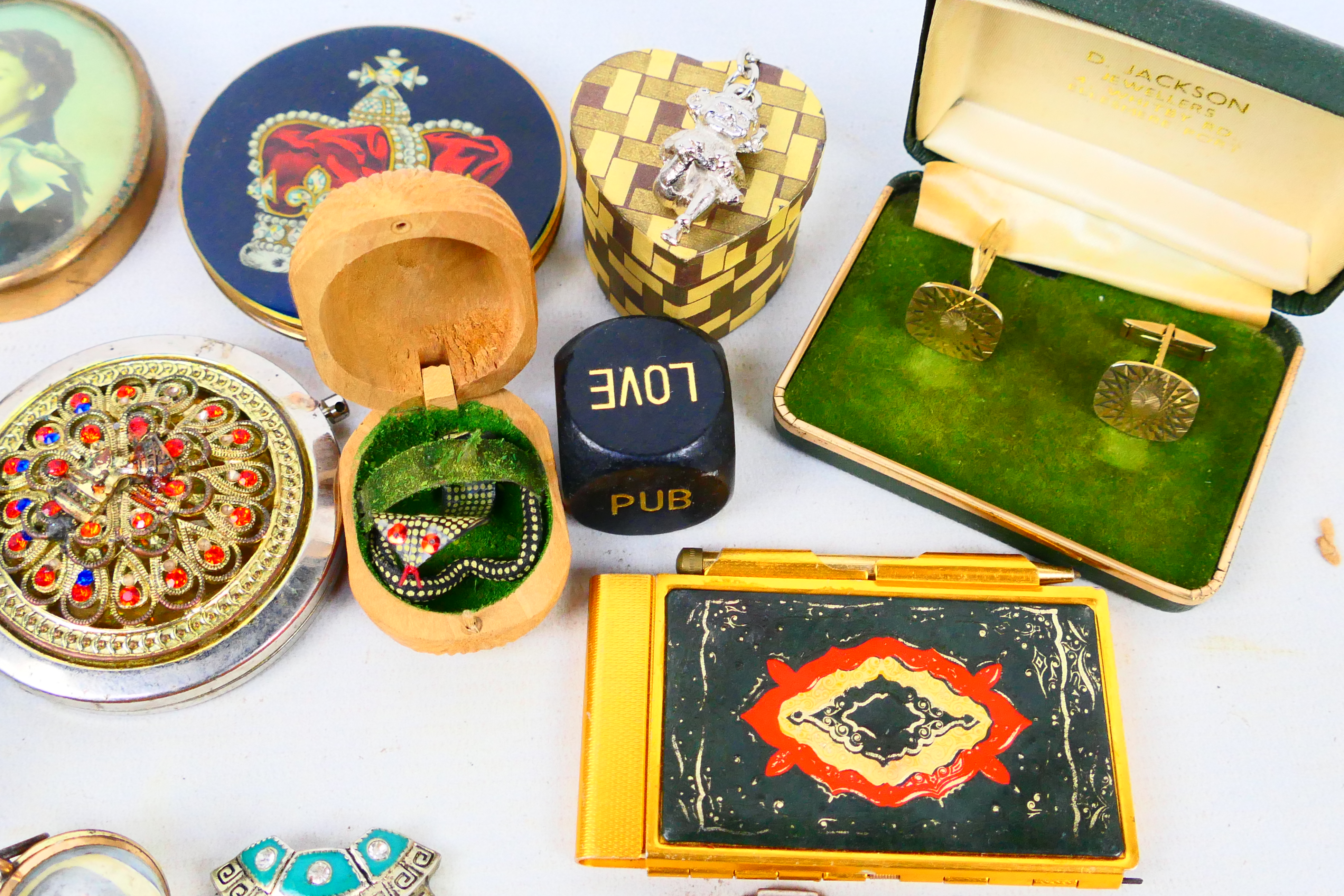 A mixed lot of collectables to include lorgnette opera glasses, sunglasses, powder compacts, - Image 7 of 7