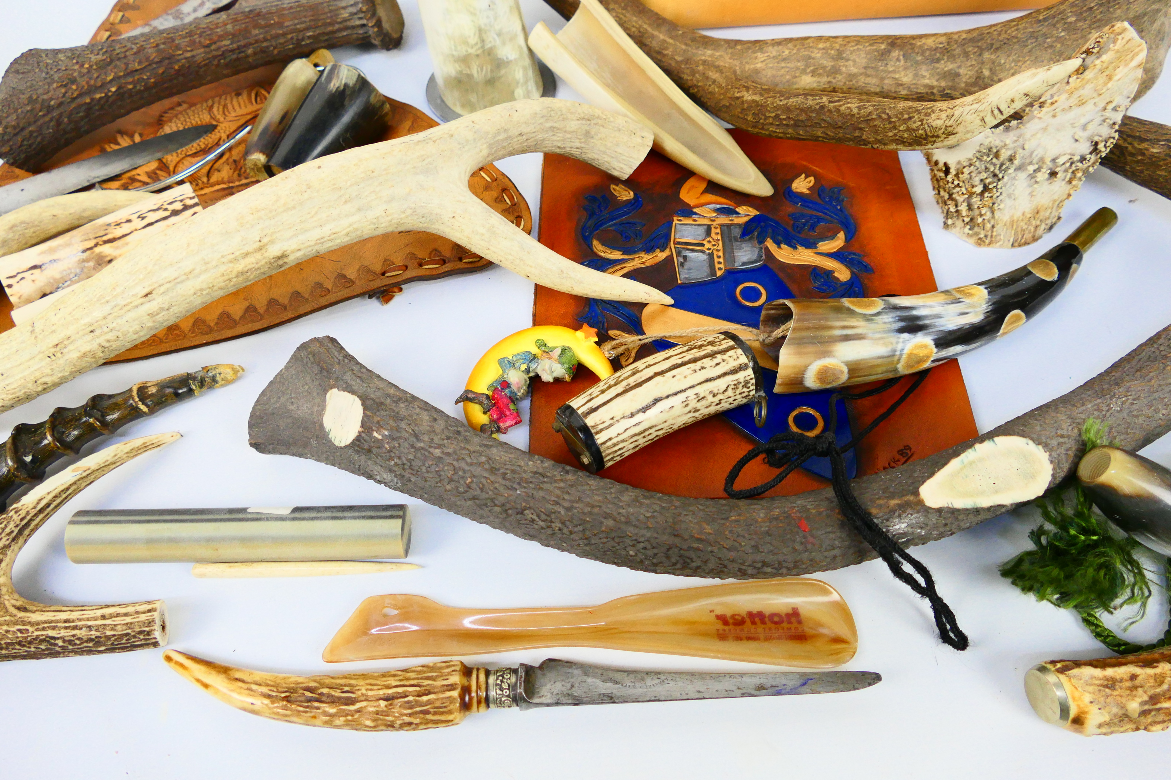 Various horn and antler pieces and tooled leather items. - Image 4 of 8