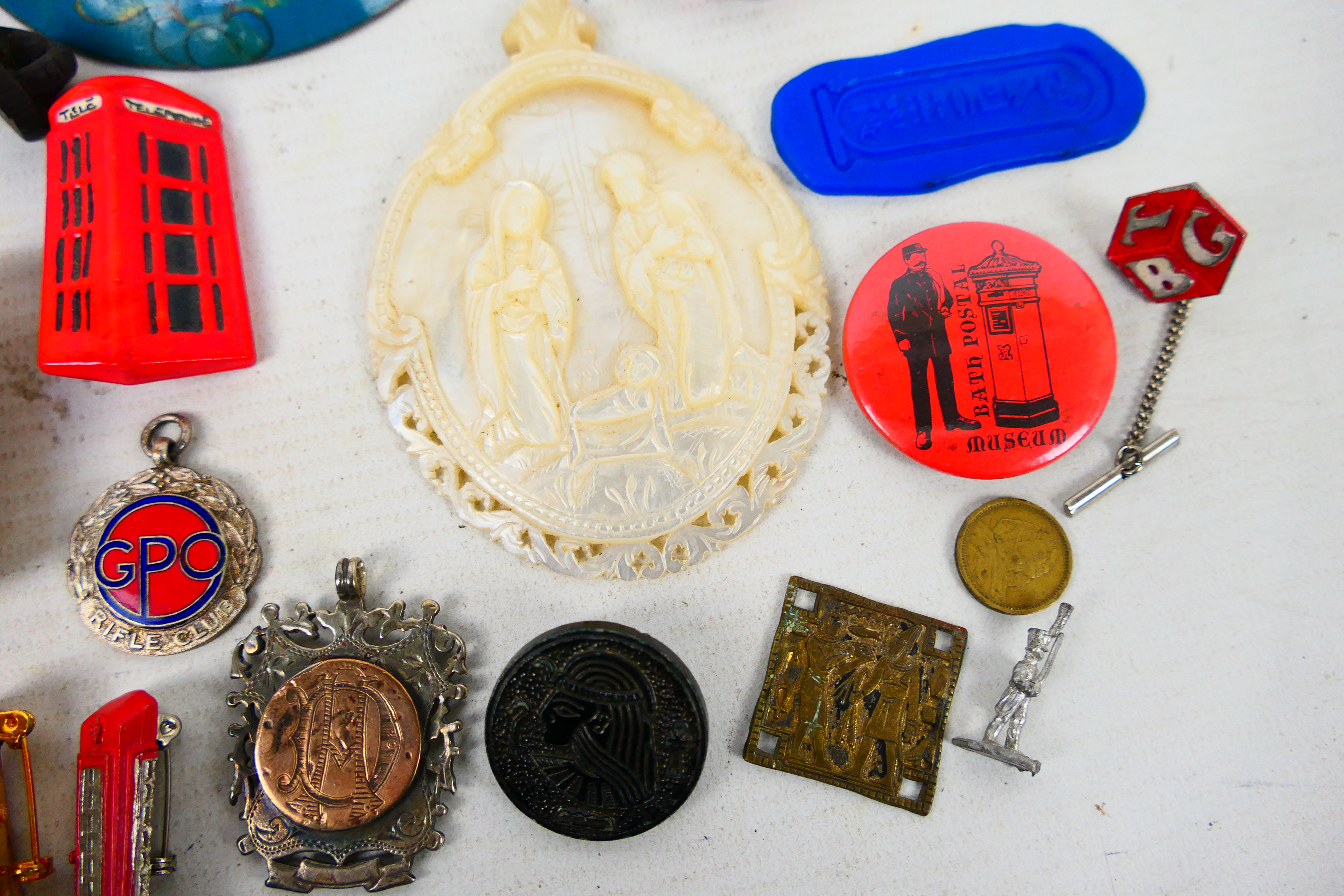 A mixed lot of small collectables to include silver gilt medal, pin badges, - Image 8 of 8