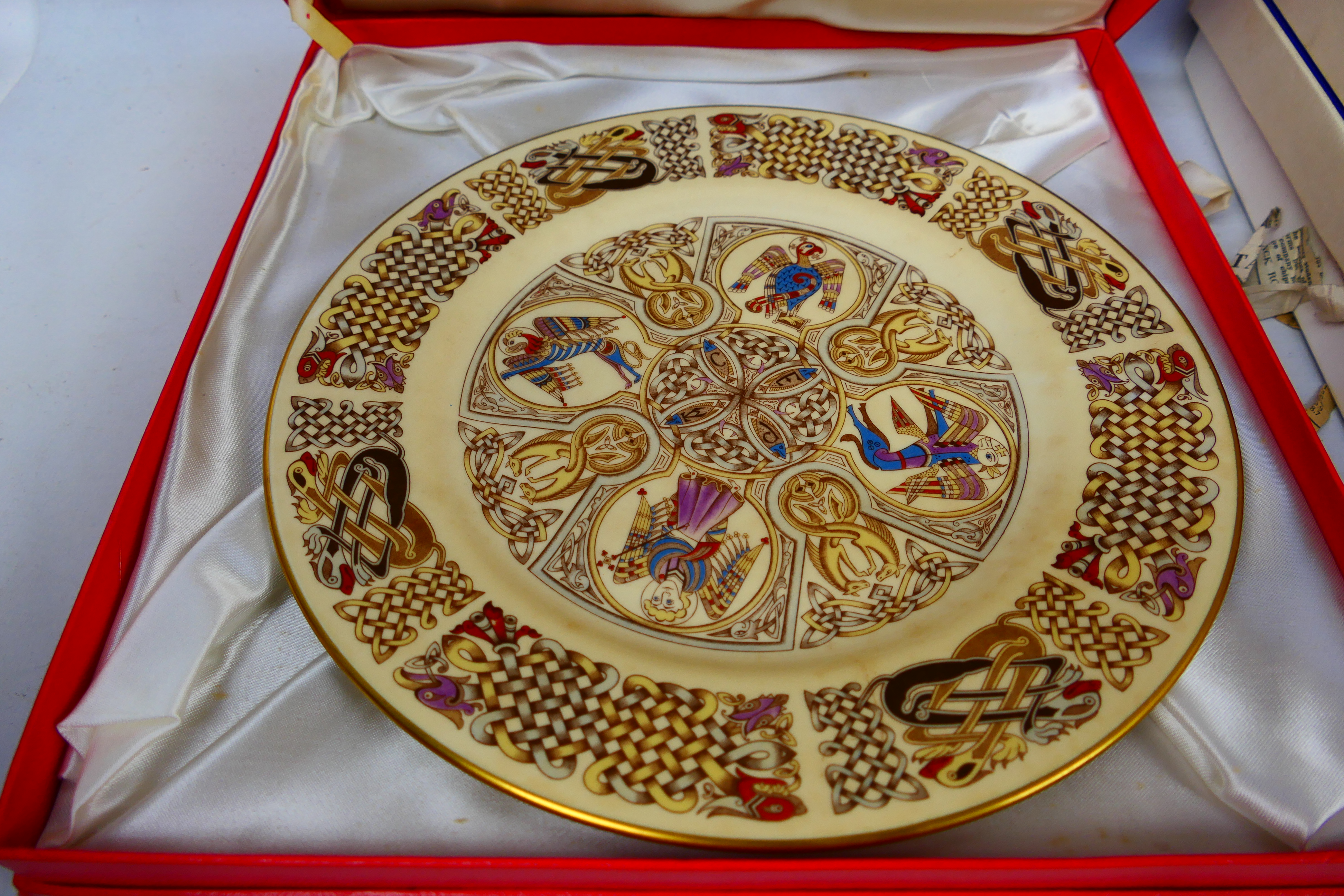 A collection of boxed collector plates and similar to include Spode, Coalport, Royal Worcester, - Image 5 of 10