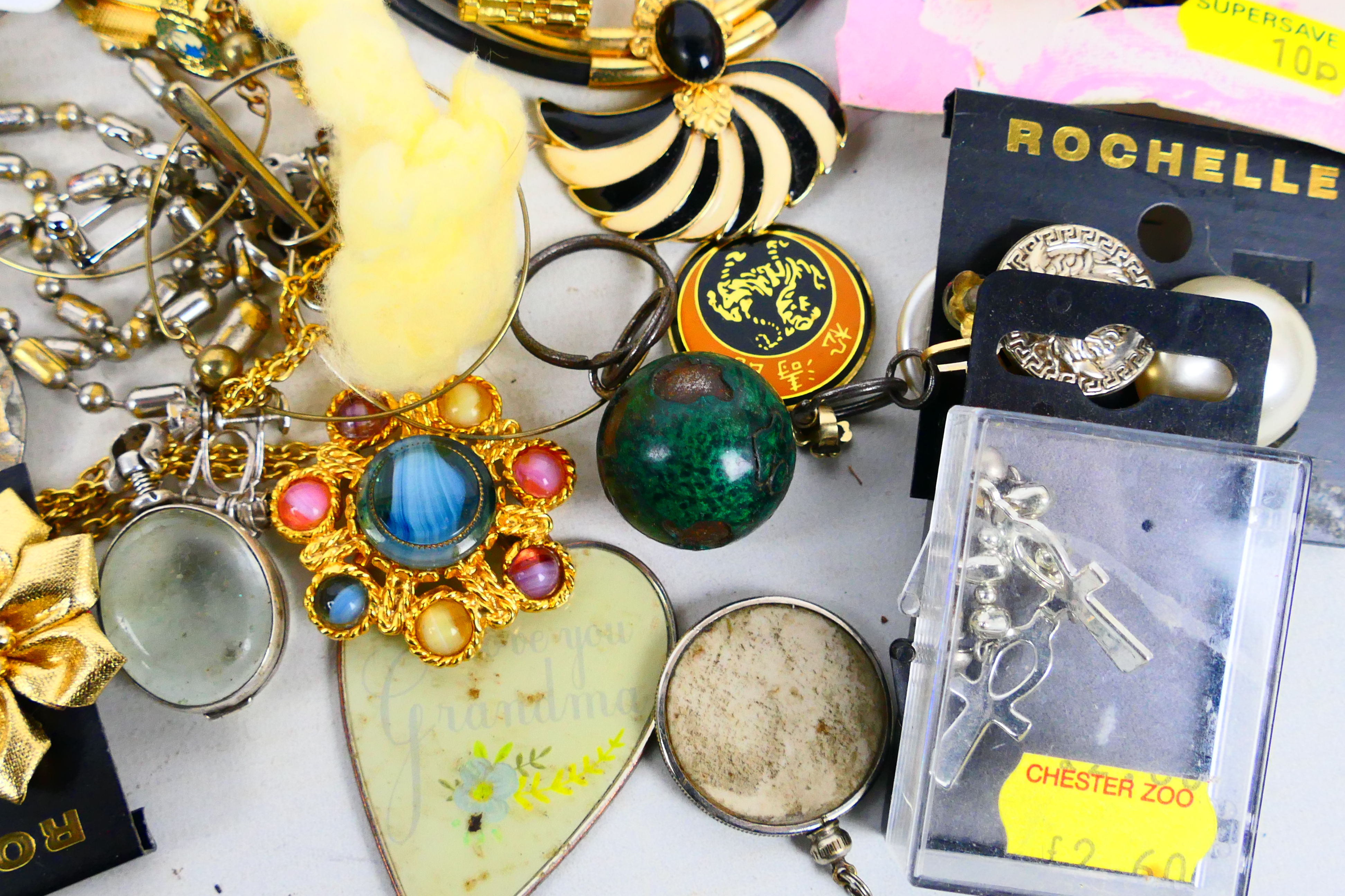 A quantity of costume jewellery to include necklaces, earrings, brooches, rings and other. [W]. - Image 9 of 12