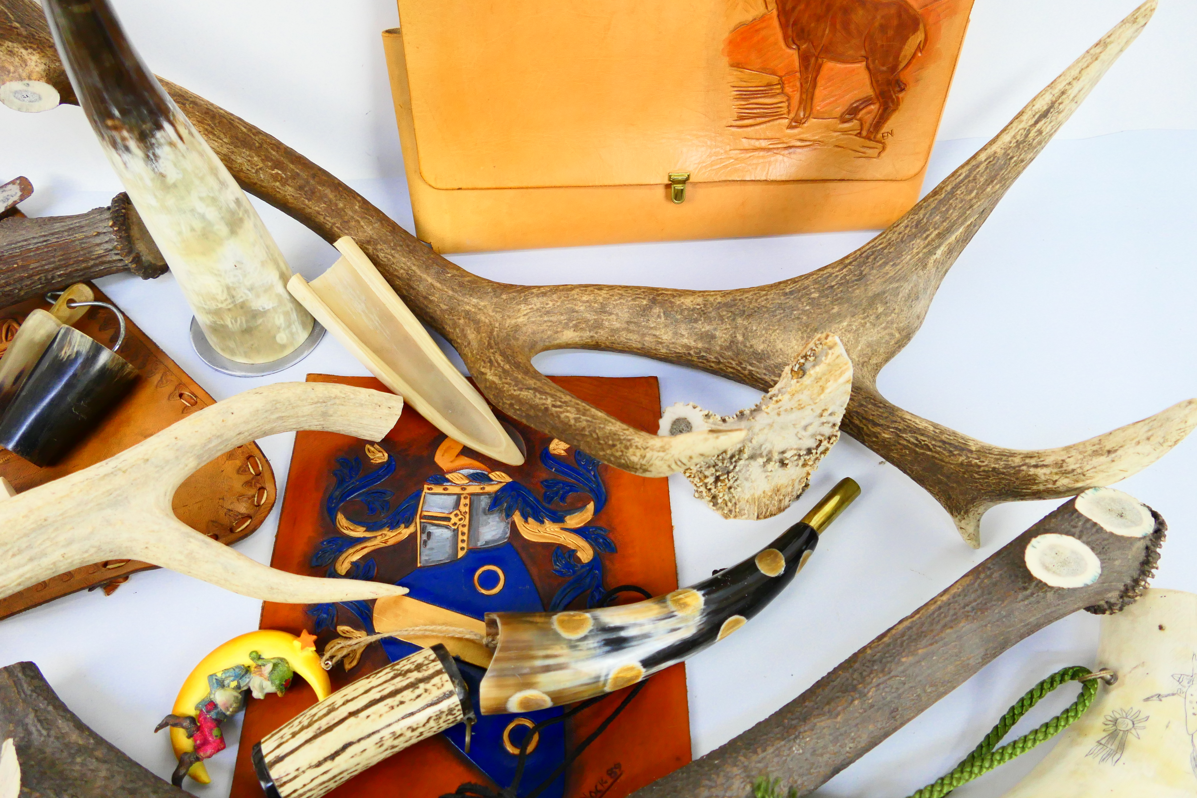 Various horn and antler pieces and tooled leather items. - Image 7 of 8