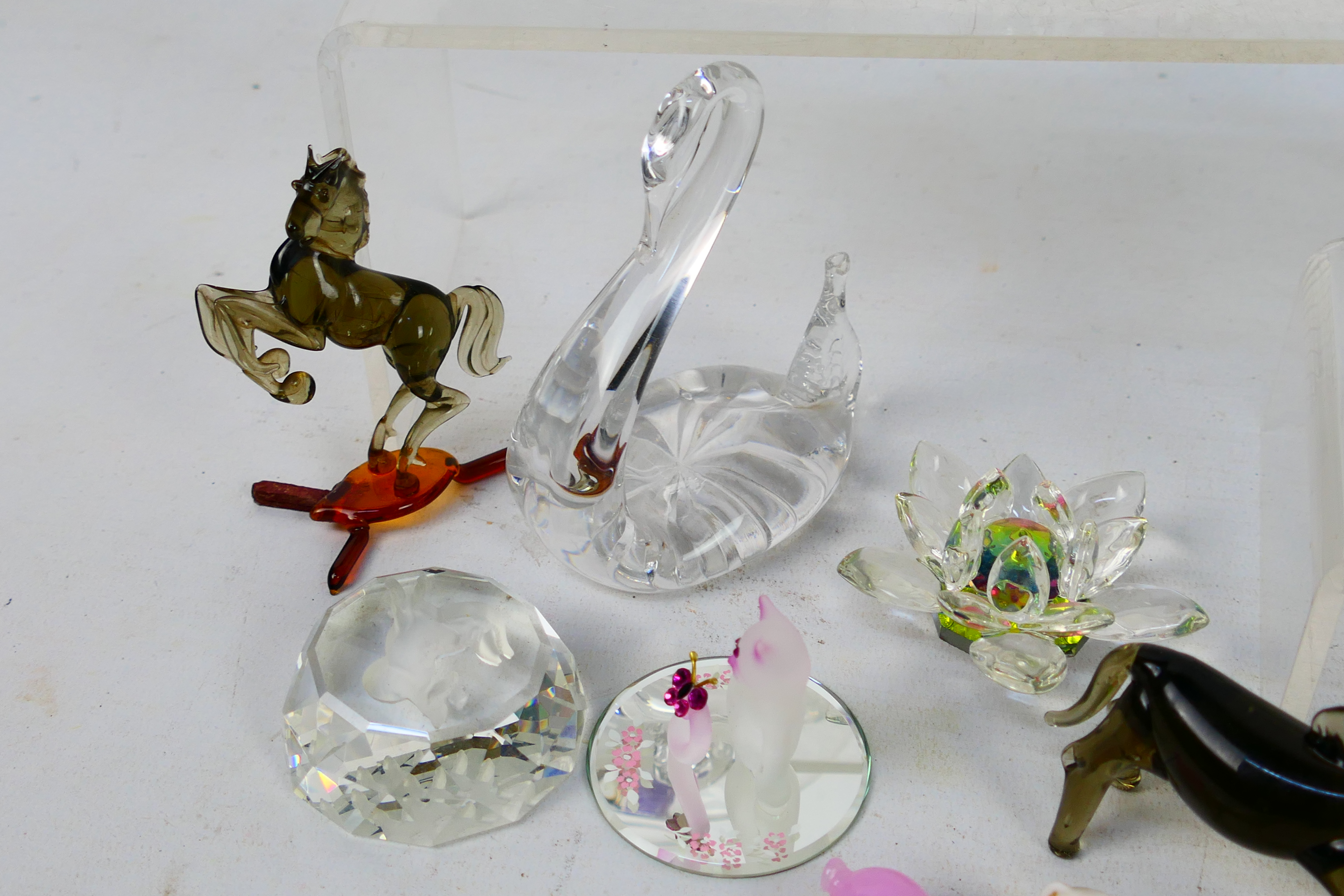 A collection of glassware to include animal figures, Swarovski style models and other. - Image 4 of 5