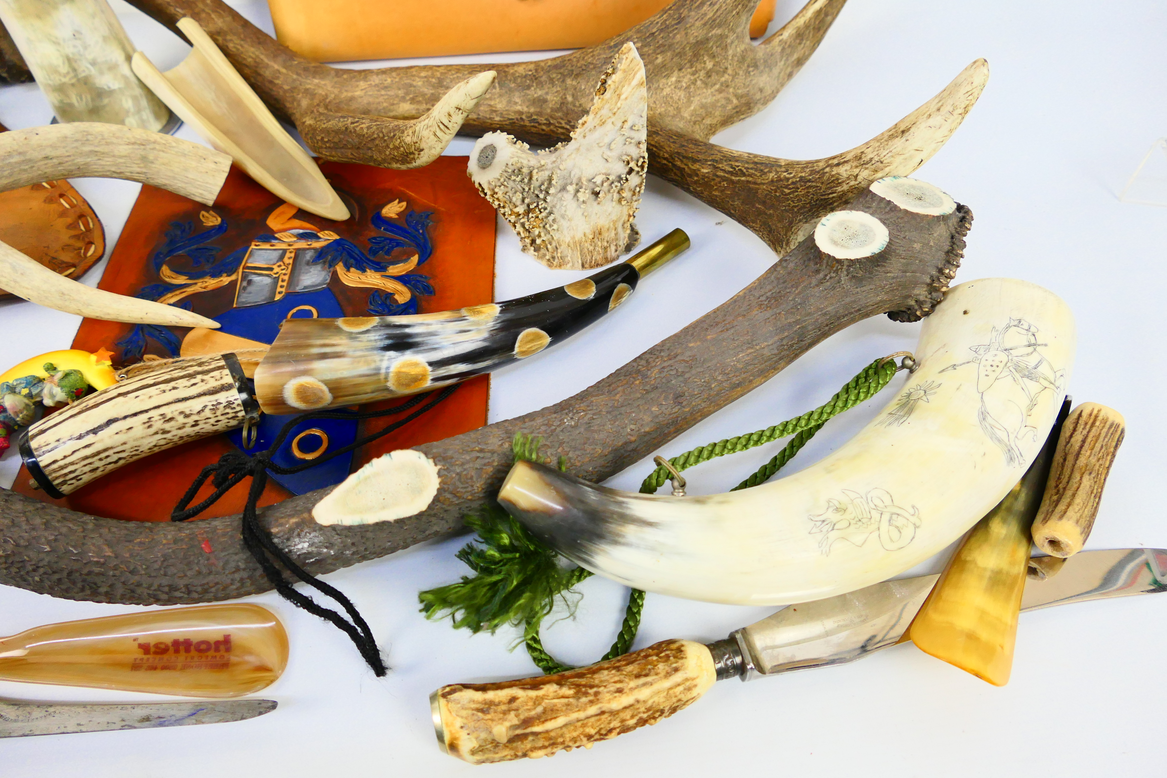 Various horn and antler pieces and tooled leather items. - Image 5 of 8