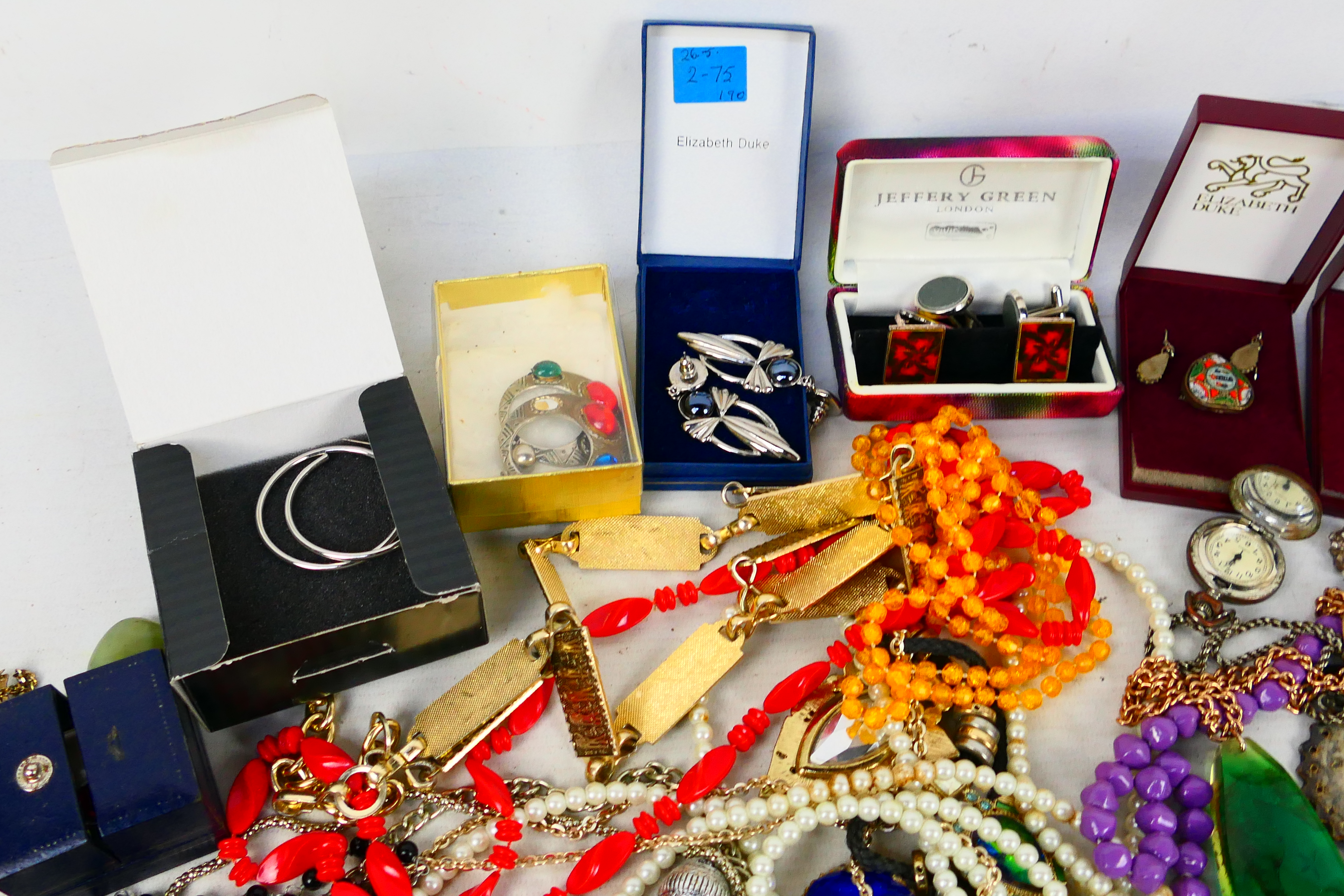 A quantity of costume jewellery to include necklaces, earrings, brooches, rings and other. [W]. - Image 2 of 12