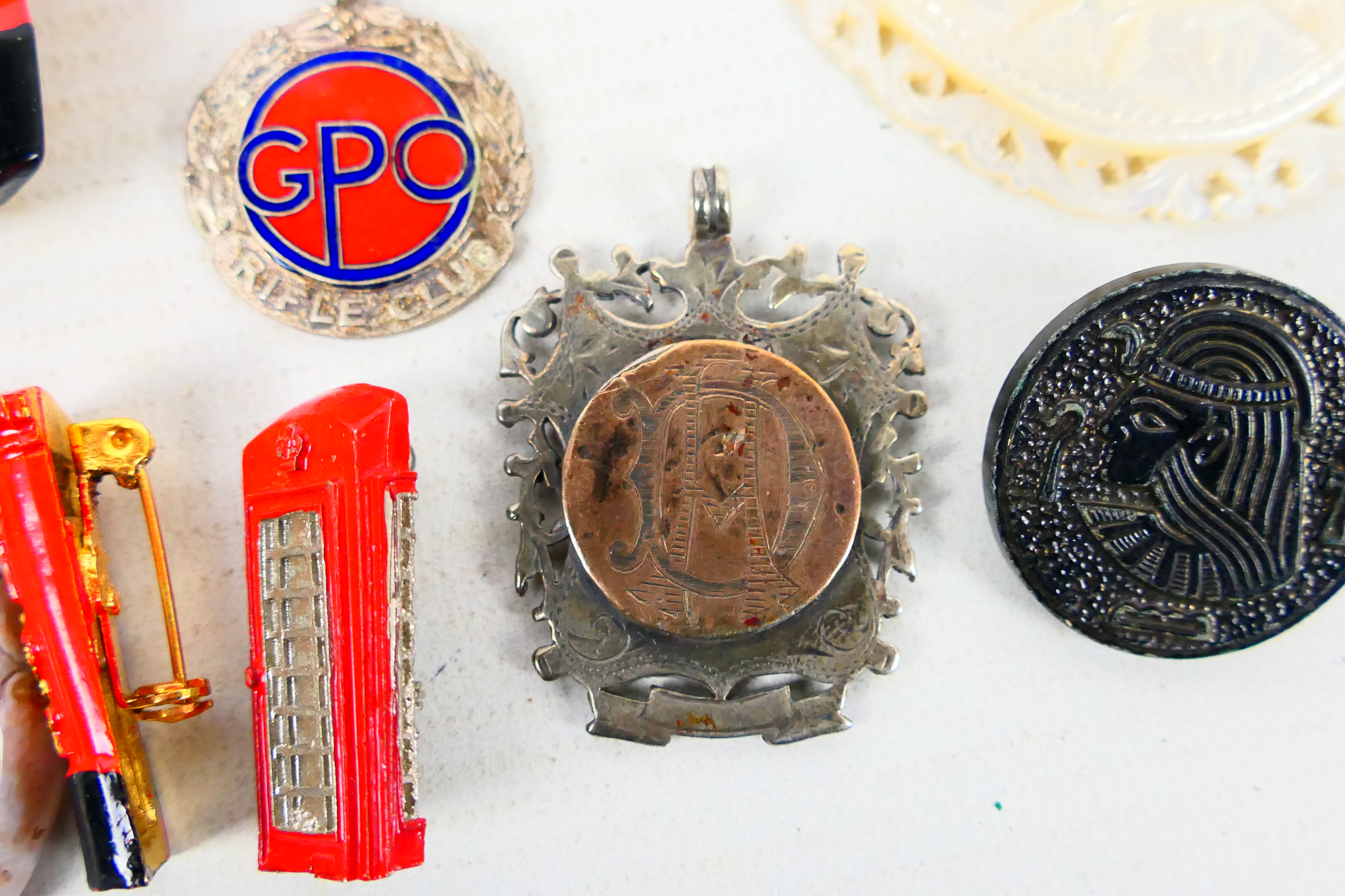 A mixed lot of small collectables to include silver gilt medal, pin badges, - Image 7 of 8
