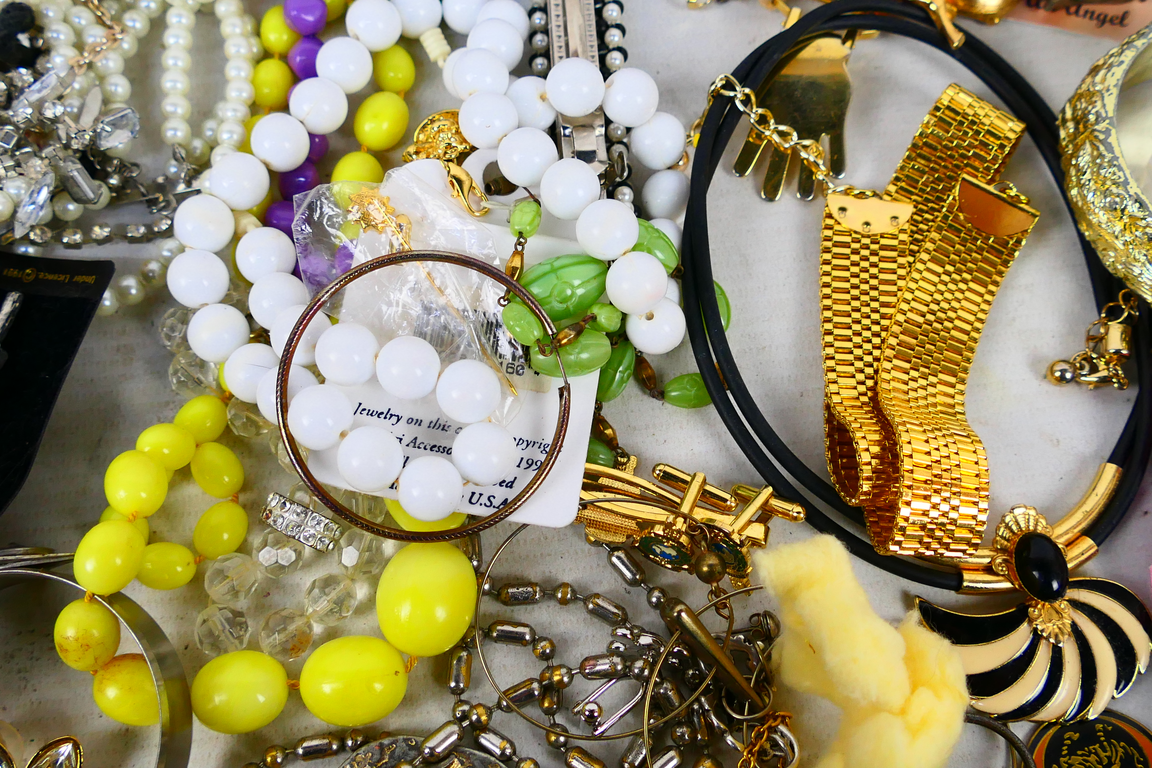 A quantity of costume jewellery to include necklaces, earrings, brooches, rings and other. [W]. - Image 7 of 12