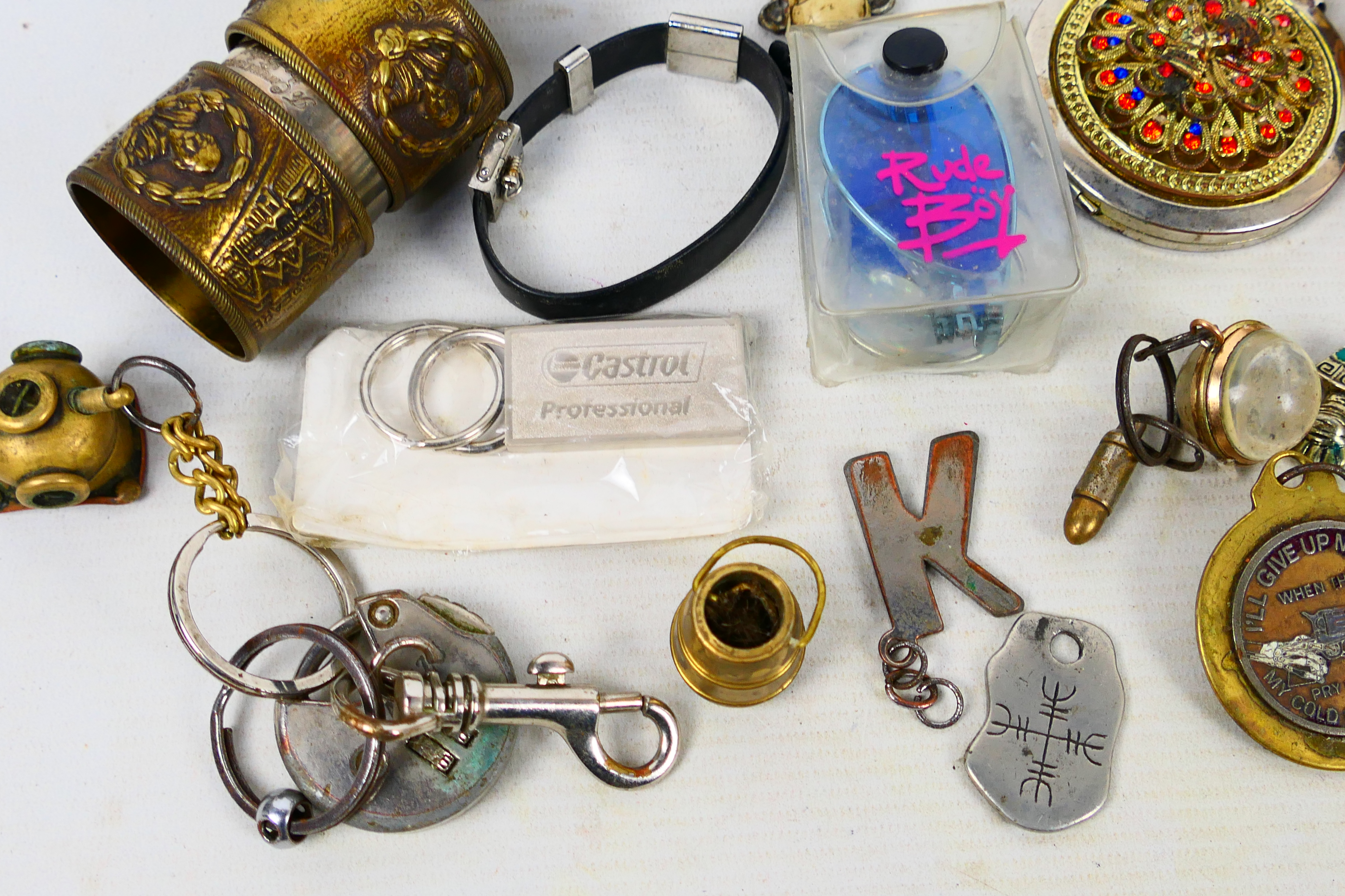 A mixed lot of collectables to include lorgnette opera glasses, sunglasses, powder compacts, - Image 3 of 7