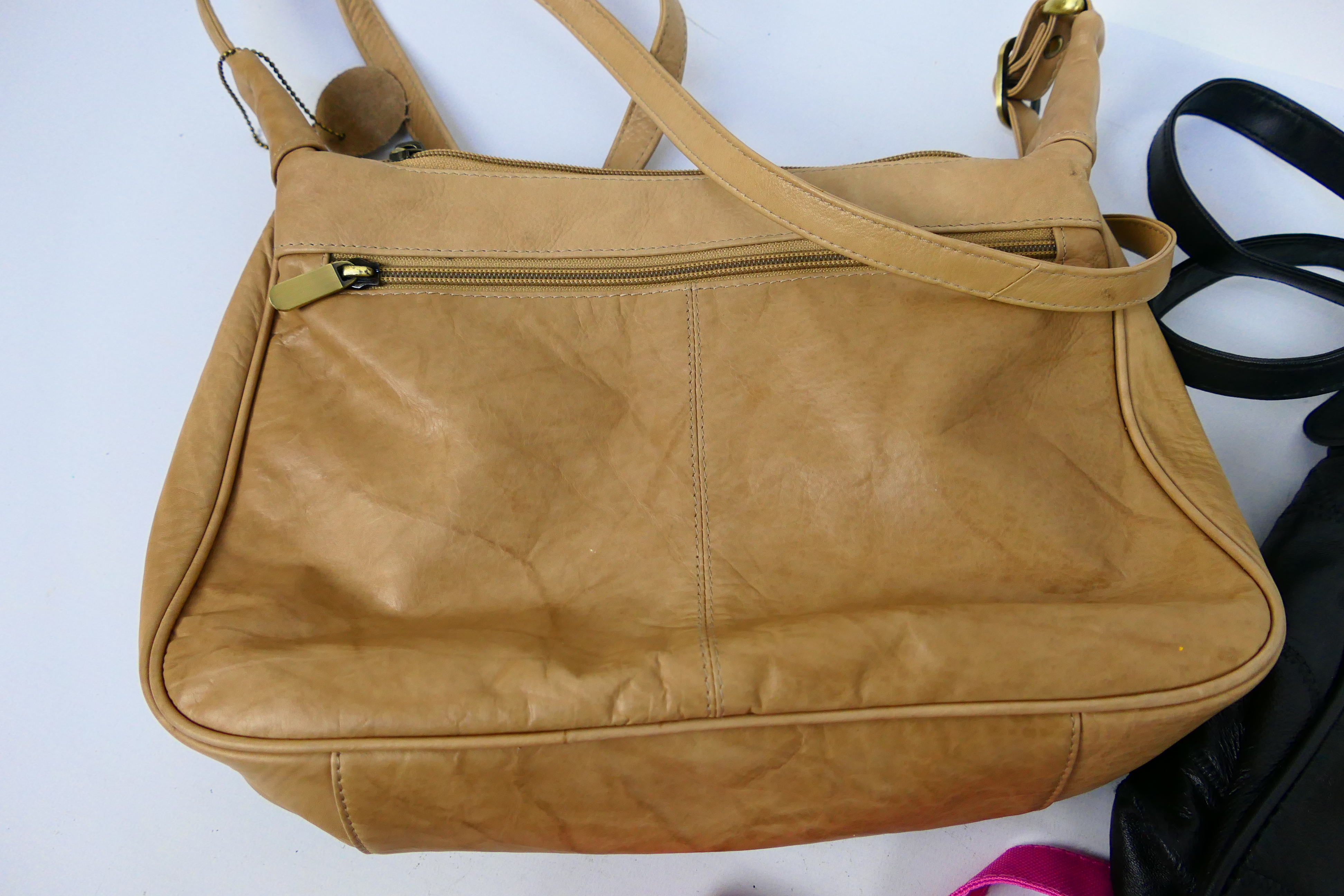 3 x handbags and shoulder bags. Lot includes a leather beige shoulder bag. - Image 5 of 6