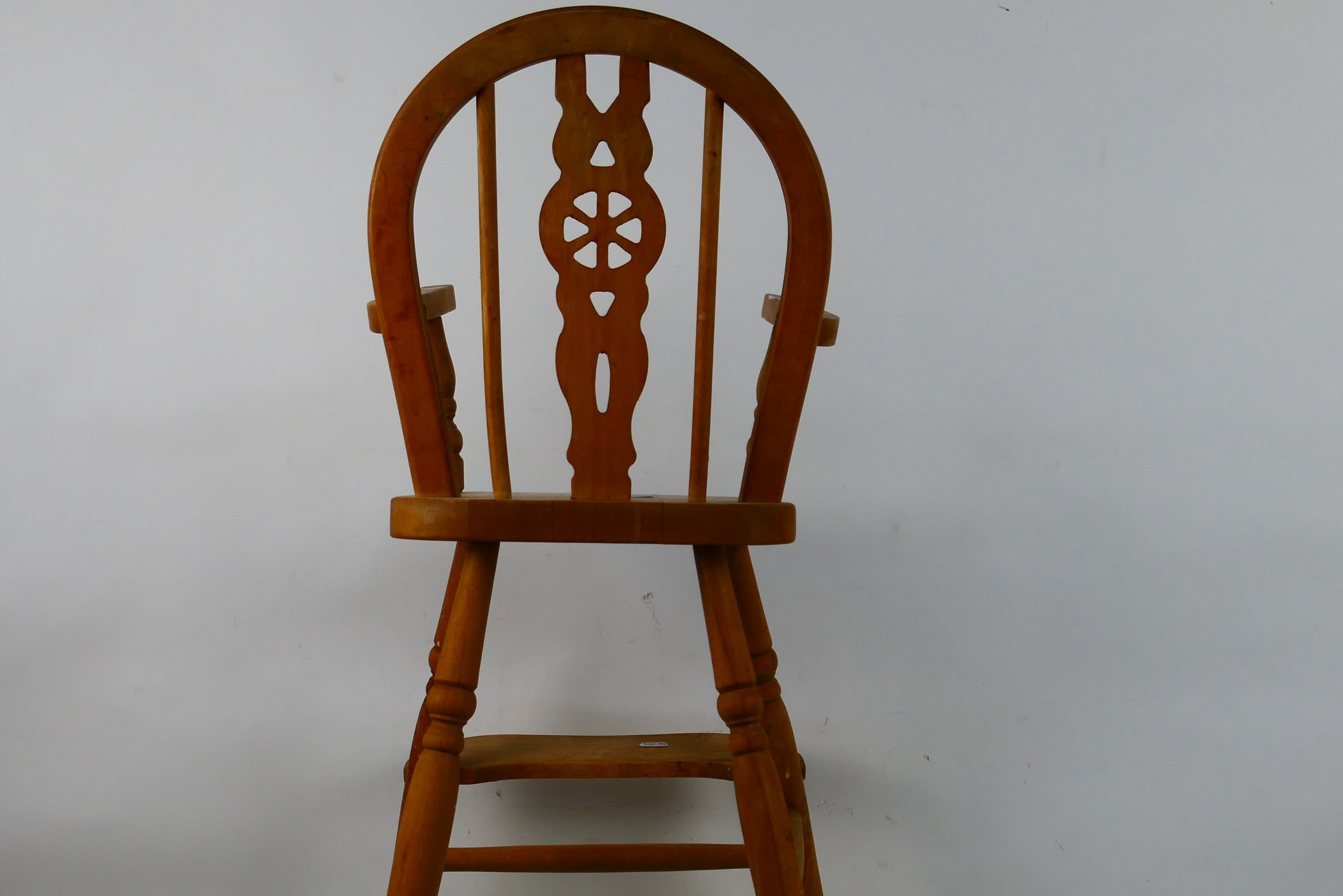 A pine high chair with footrest and pierced splat, 83 cm (h). - Image 4 of 5