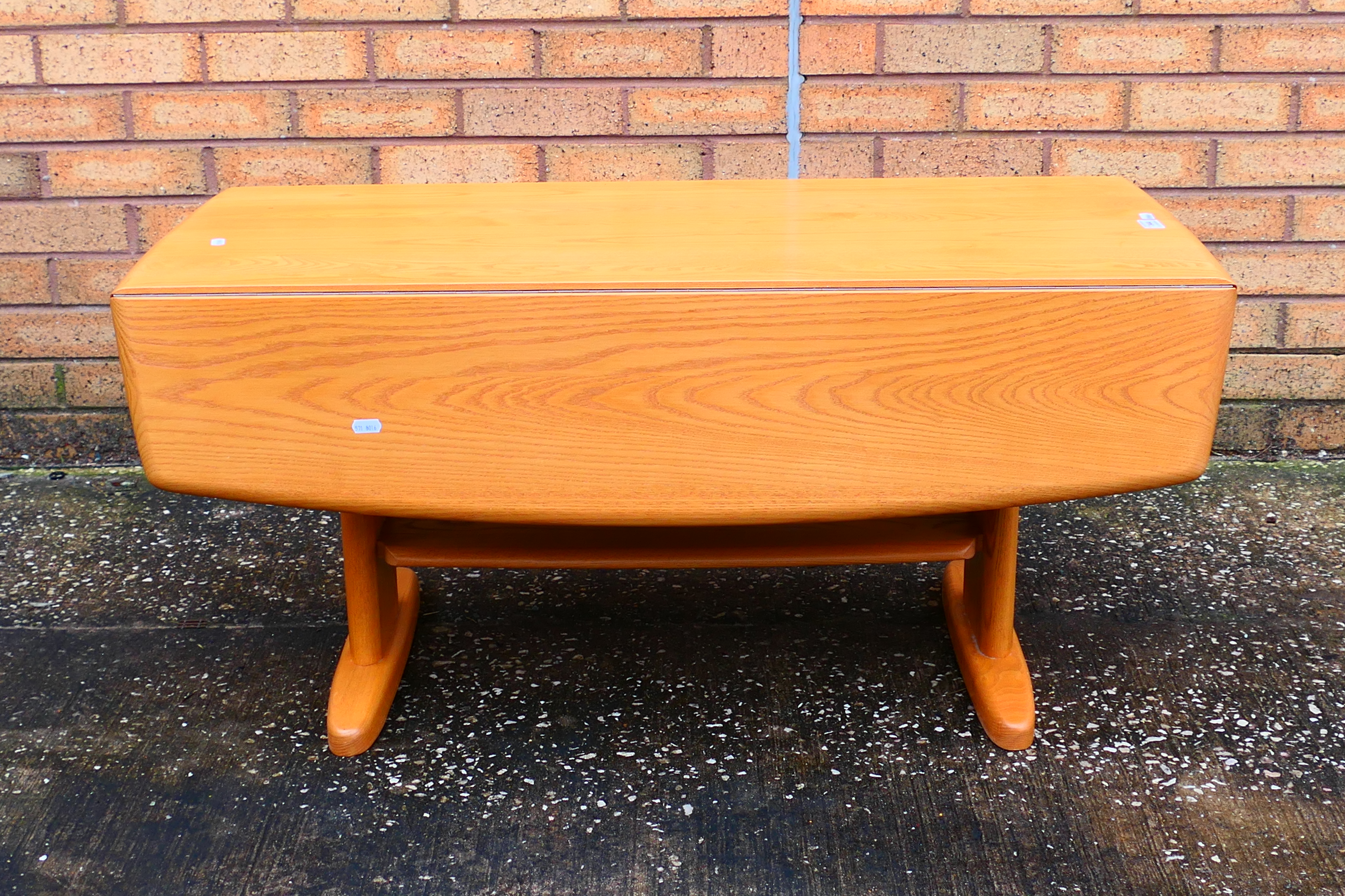 Ercol - A drop leaf coffee table, approximately 48 cm x 104 cm x 46 cm x (90 cm when open). - Image 4 of 5