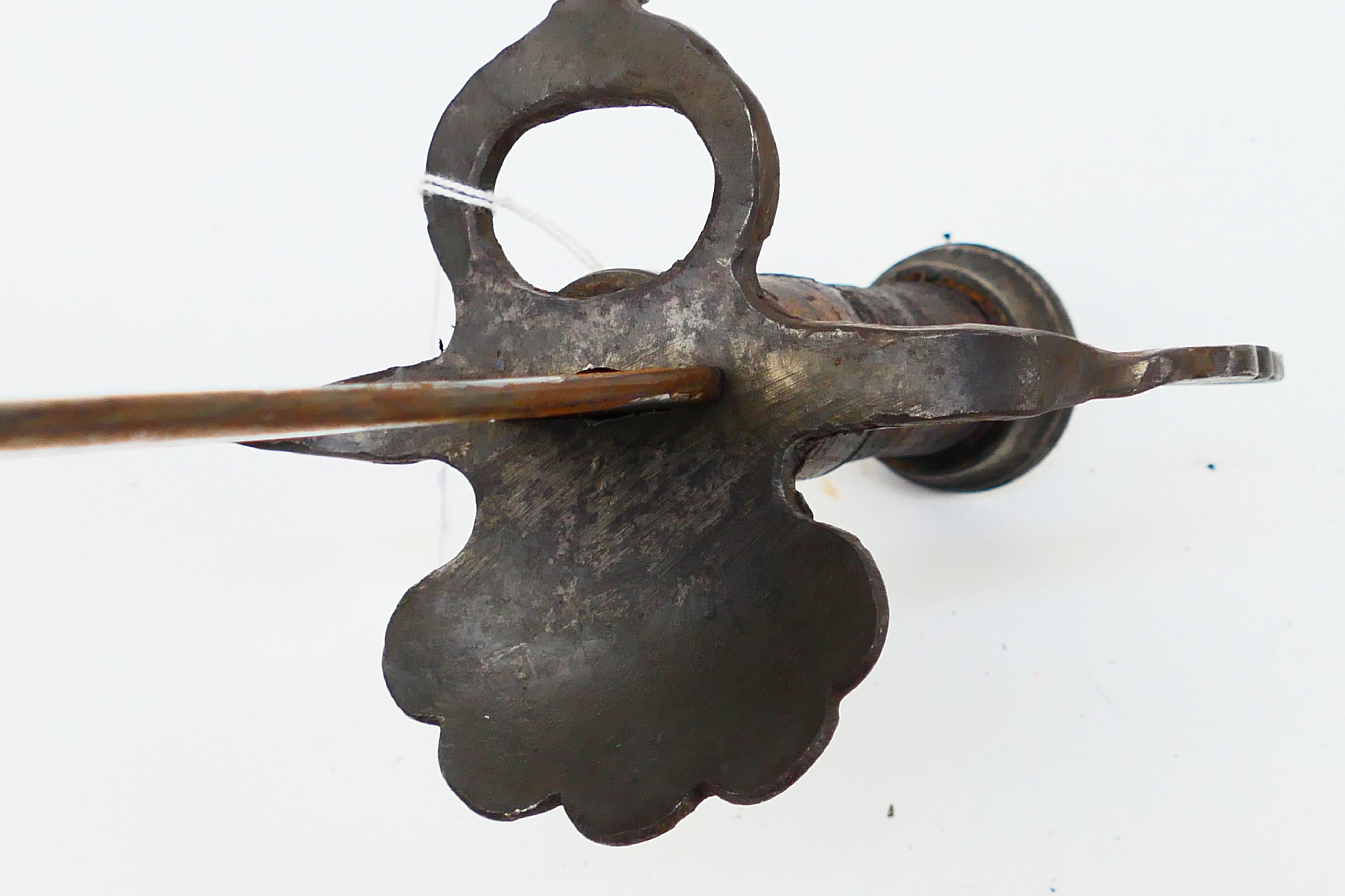 An antique hunting short sword, probably 18th century, iron shell guard, 62 cm (l) blade. - Image 7 of 7