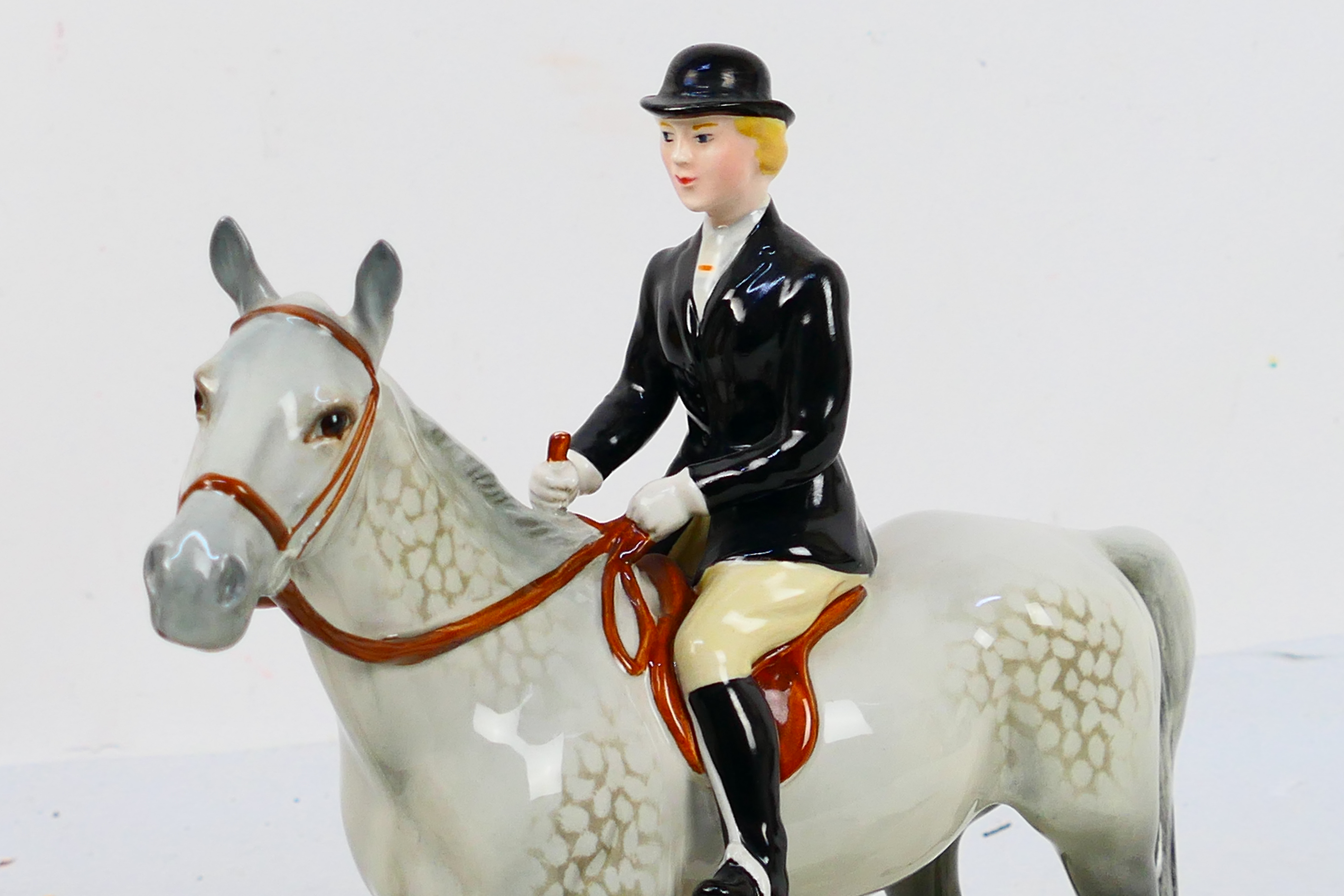 A Beswick huntswoman figure on grey horse, 21 cm (h) and four fox hounds. - Image 2 of 7