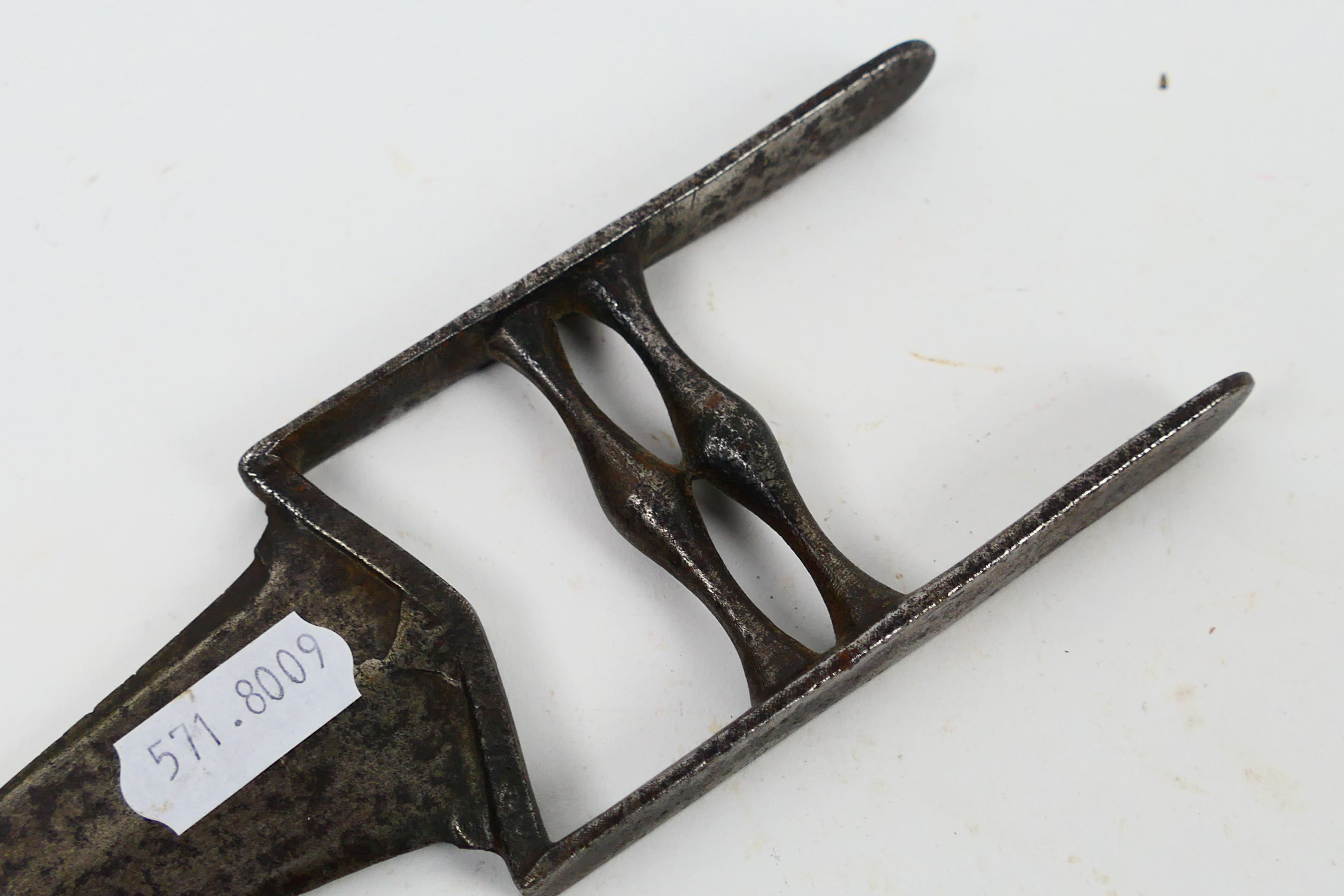 An antique South Indian Katar dagger with 10 cm (l) blade. - Image 4 of 6