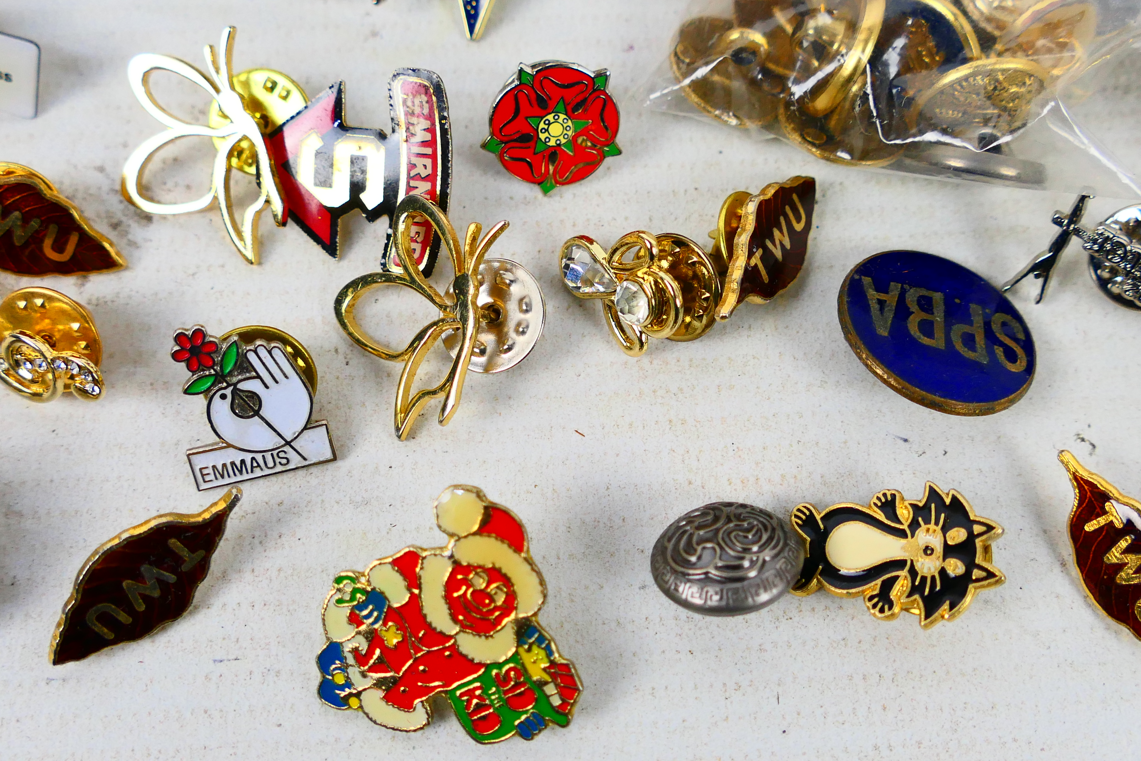 A polished wood box containing a quantity of enamelled pin badges and charms including several with - Image 5 of 7