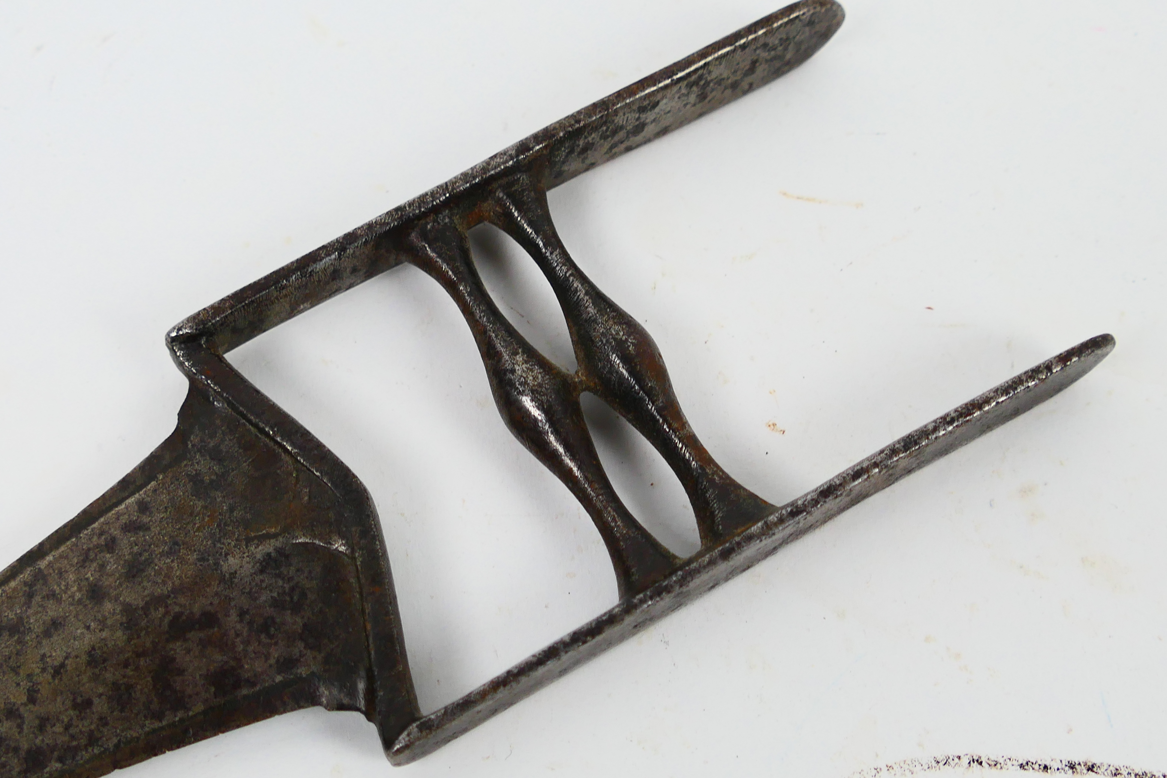 An antique South Indian Katar dagger with 10 cm (l) blade. - Image 2 of 6