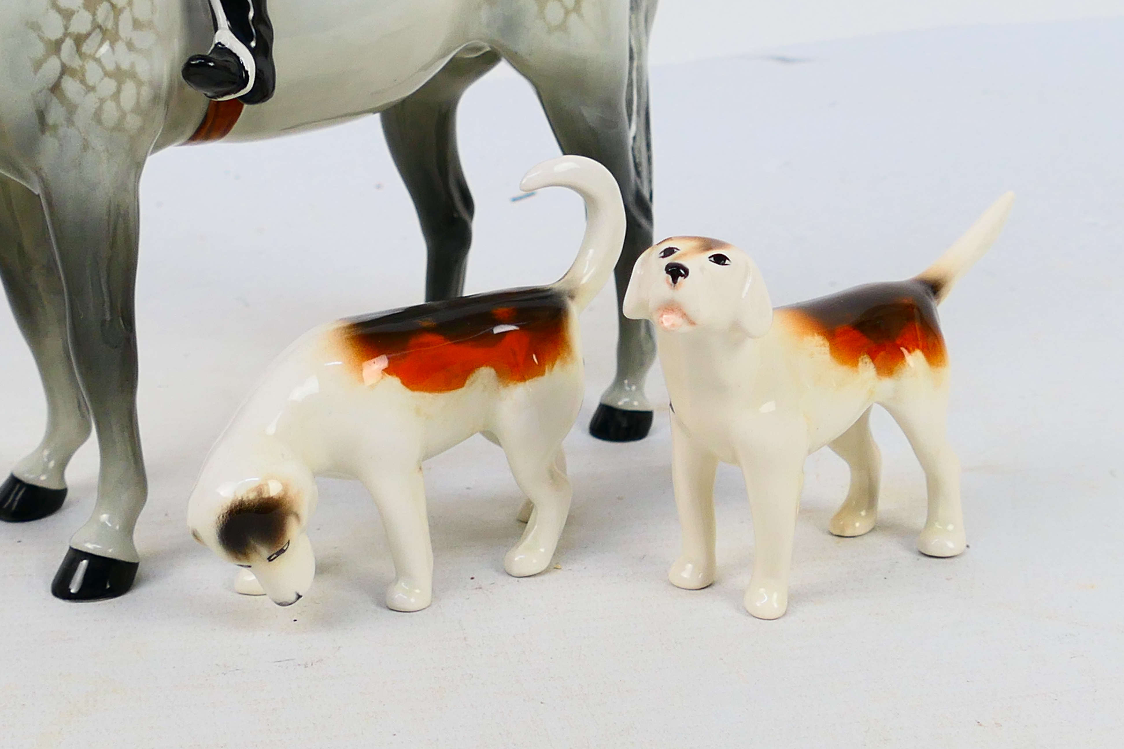 A Beswick huntswoman figure on grey horse, 21 cm (h) and four fox hounds. - Image 3 of 7