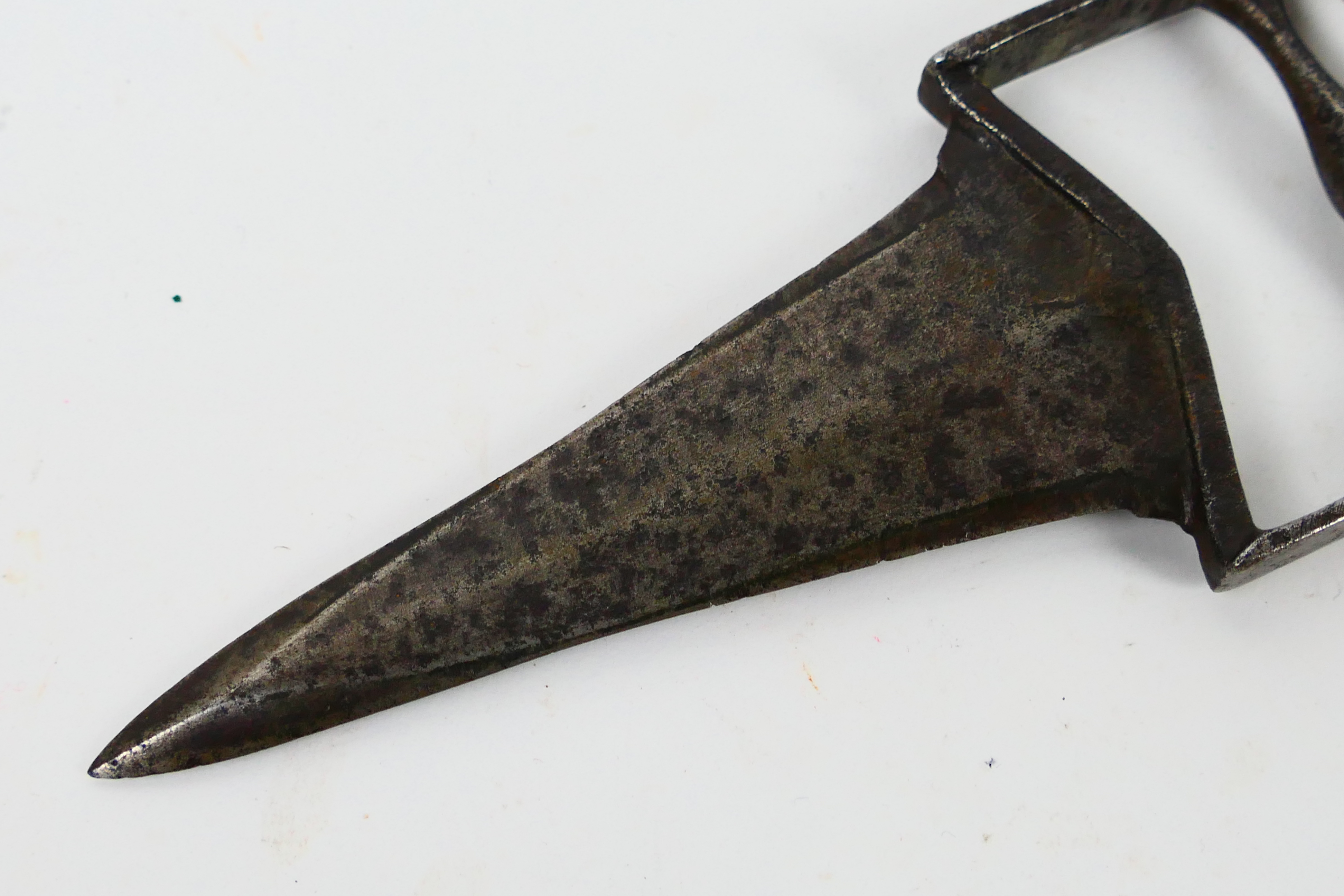 An antique South Indian Katar dagger with 10 cm (l) blade. - Image 3 of 6