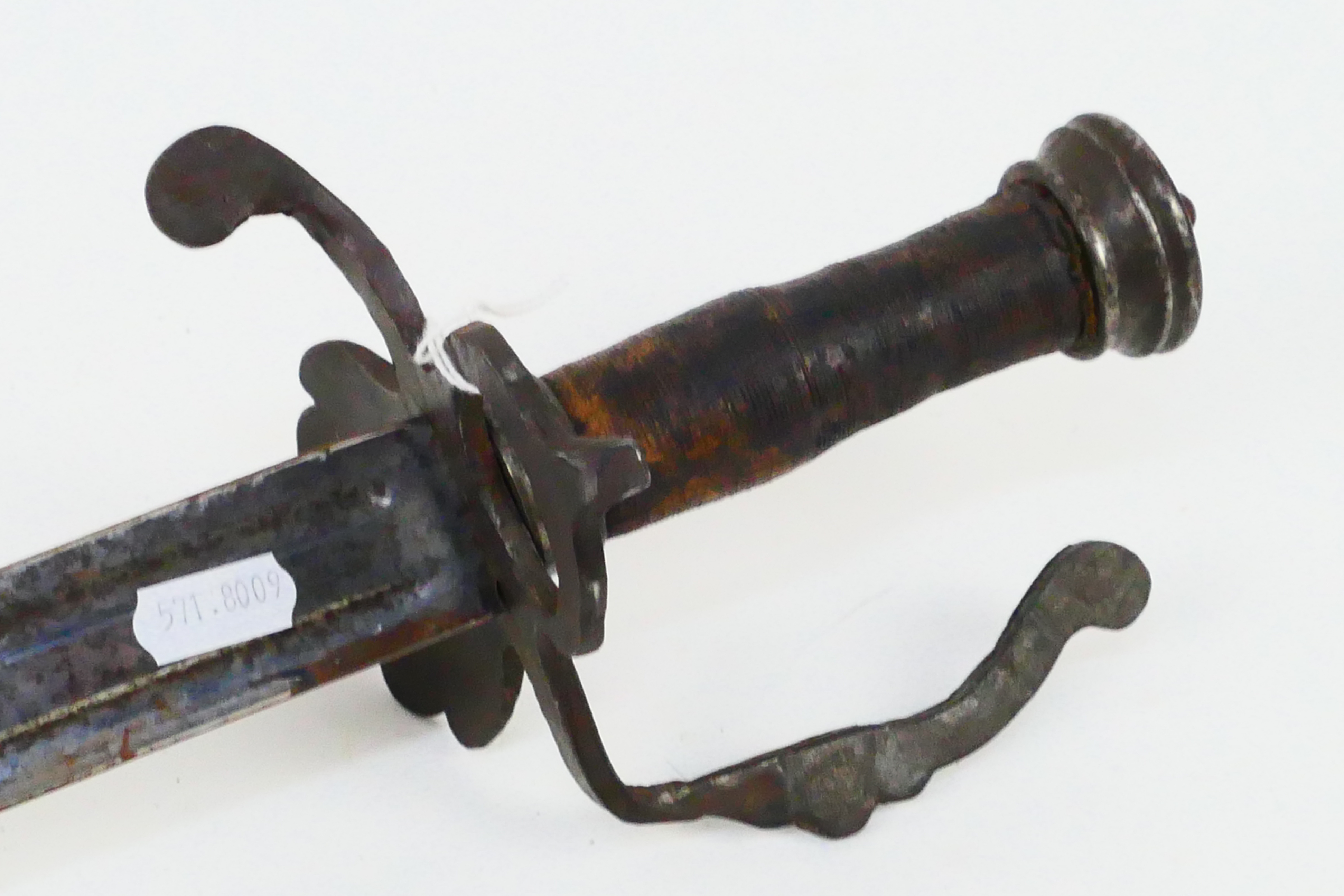 An antique hunting short sword, probably 18th century, iron shell guard, 62 cm (l) blade. - Image 5 of 7