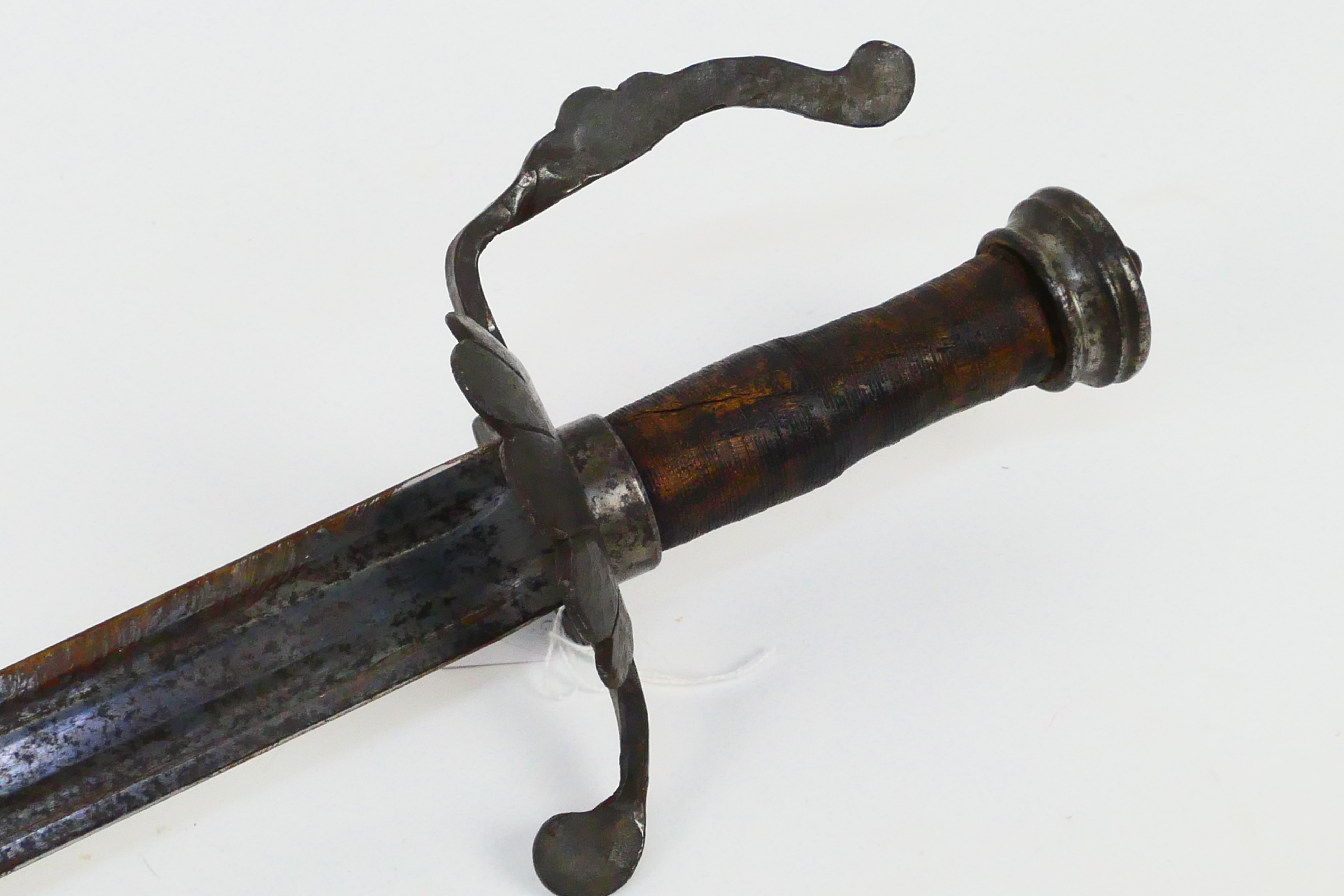 An antique hunting short sword, probably 18th century, iron shell guard, 62 cm (l) blade. - Image 2 of 7