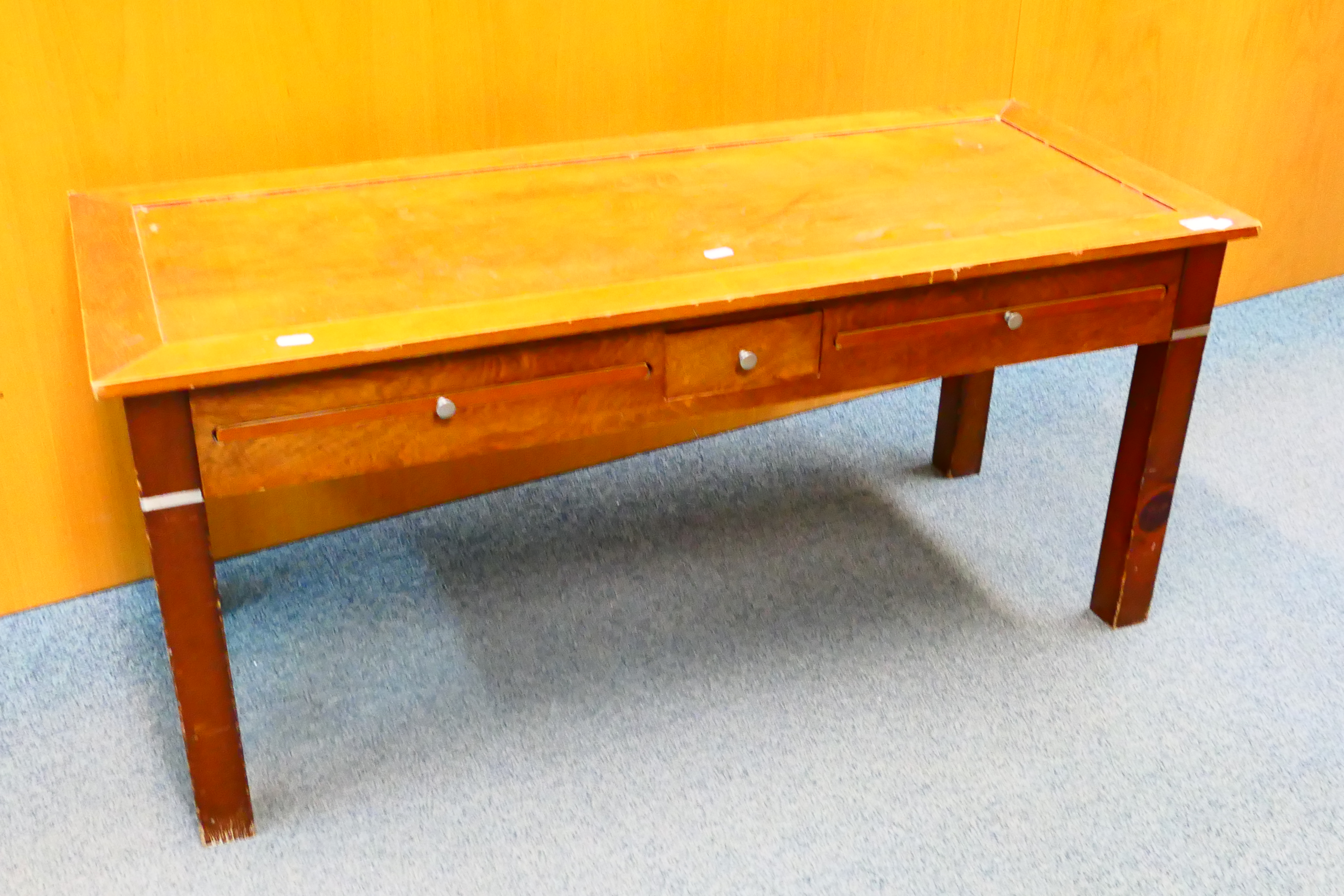 A wooden coffee / games table measuring approximately 40 cm x 102 cm x 42 cm. - Image 2 of 4