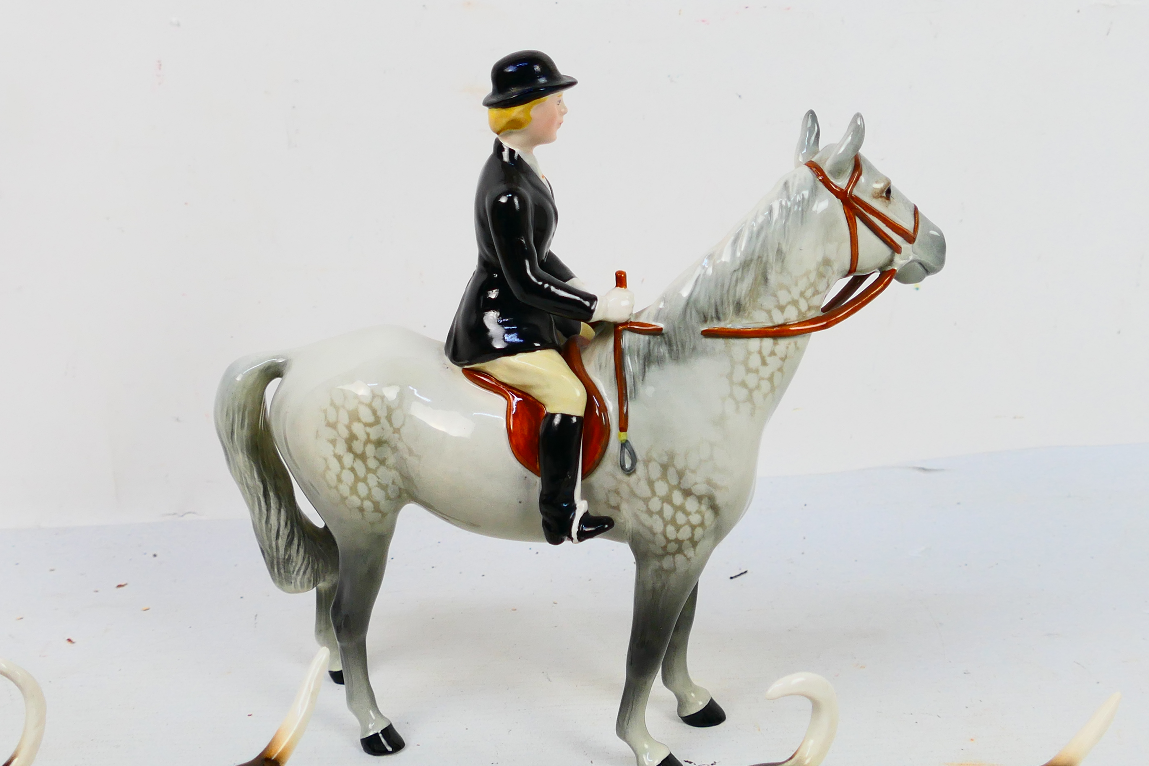 A Beswick huntswoman figure on grey horse, 21 cm (h) and four fox hounds. - Image 5 of 7