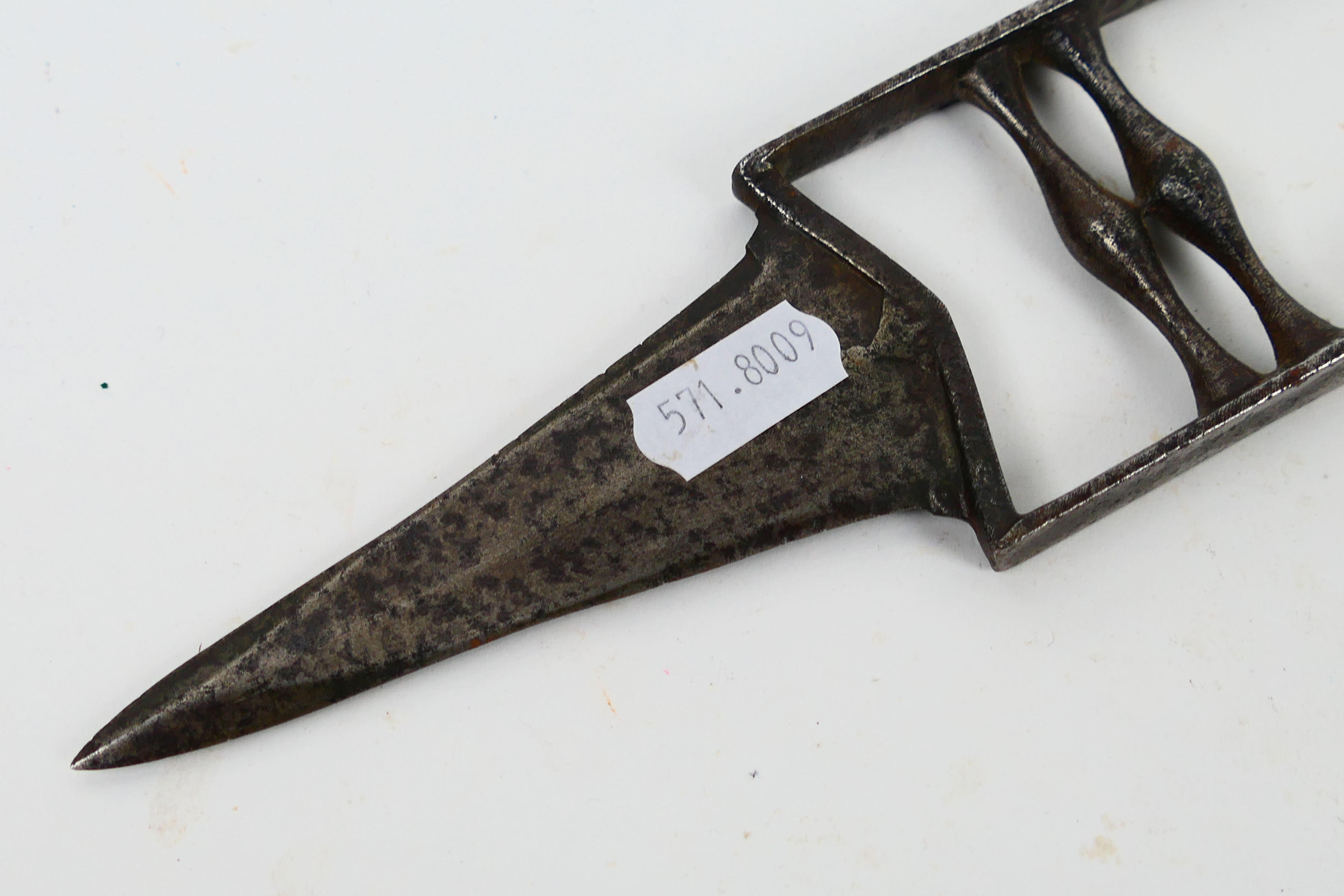 An antique South Indian Katar dagger with 10 cm (l) blade. - Image 5 of 6