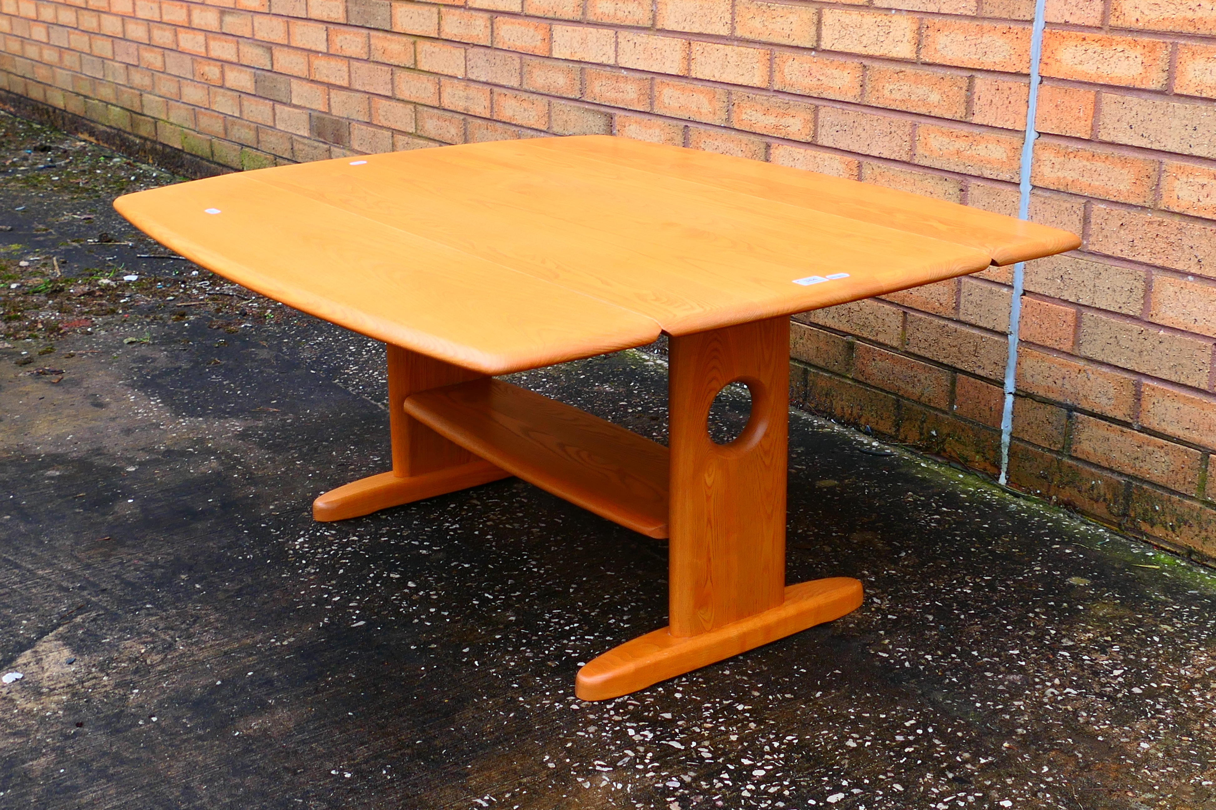 Ercol - A drop leaf coffee table, approximately 48 cm x 104 cm x 46 cm x (90 cm when open). - Image 2 of 5