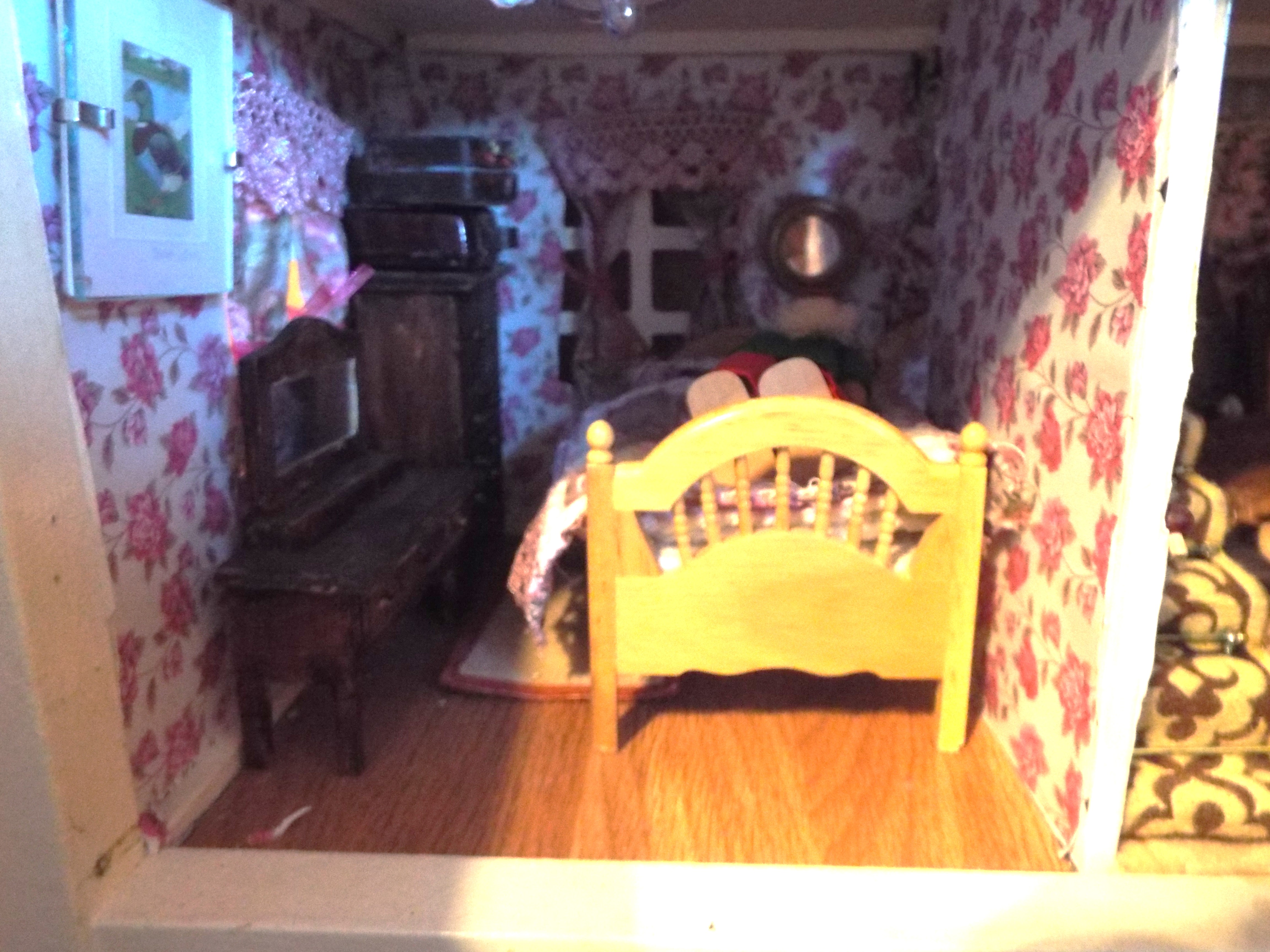 Doll's House - a hand built doll's house comprising four rooms, all rooms extensively furnished, - Image 6 of 6