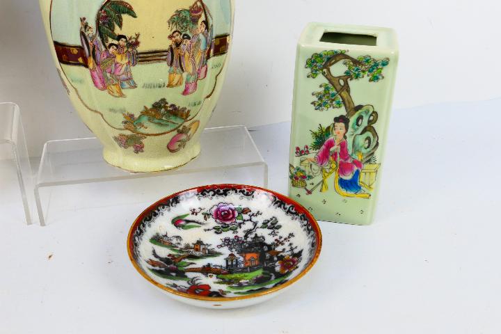 A collection of Oriental ceramics comprising vases and a shallow bowl, - Image 2 of 4
