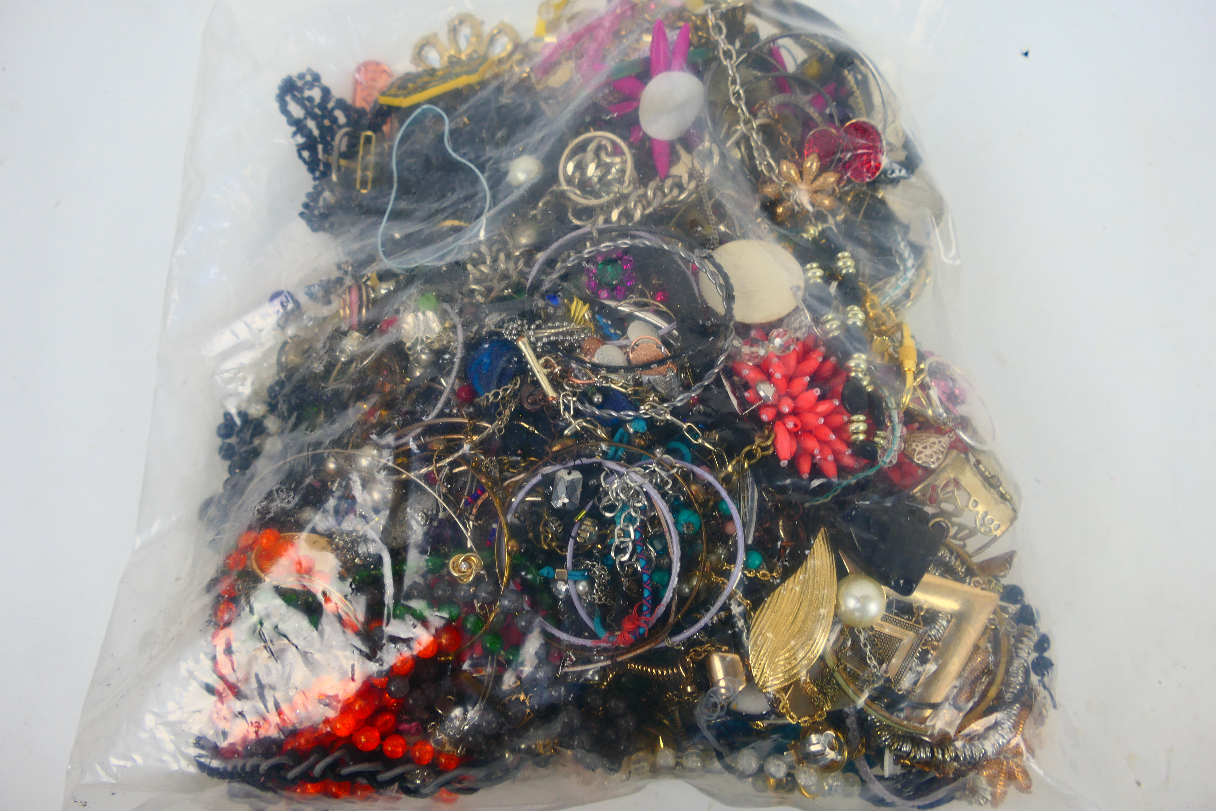 A sealed bag containing approximately 4.5 kg of various costume jewellery. - Image 2 of 2