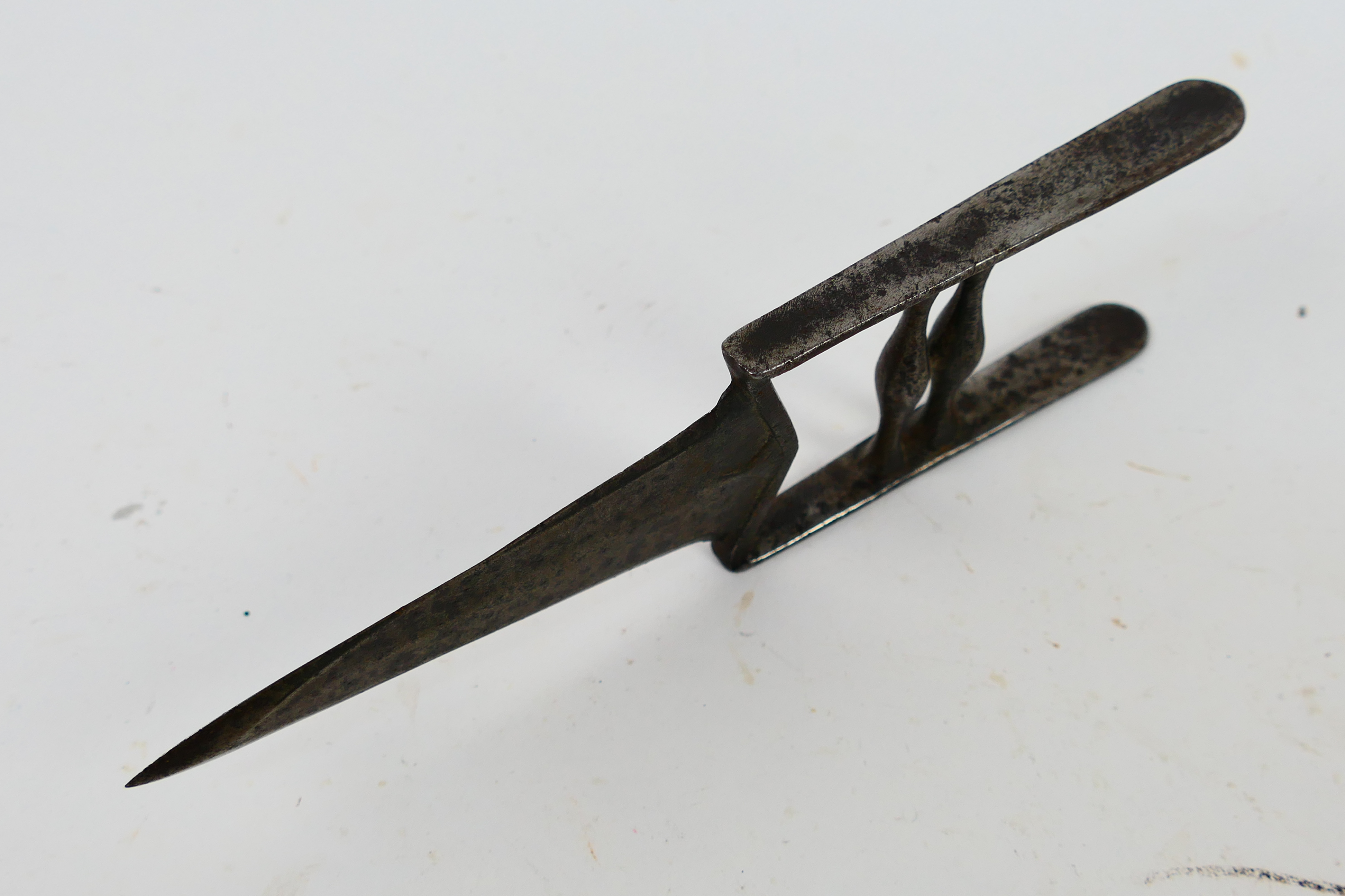 An antique South Indian Katar dagger with 10 cm (l) blade. - Image 6 of 6